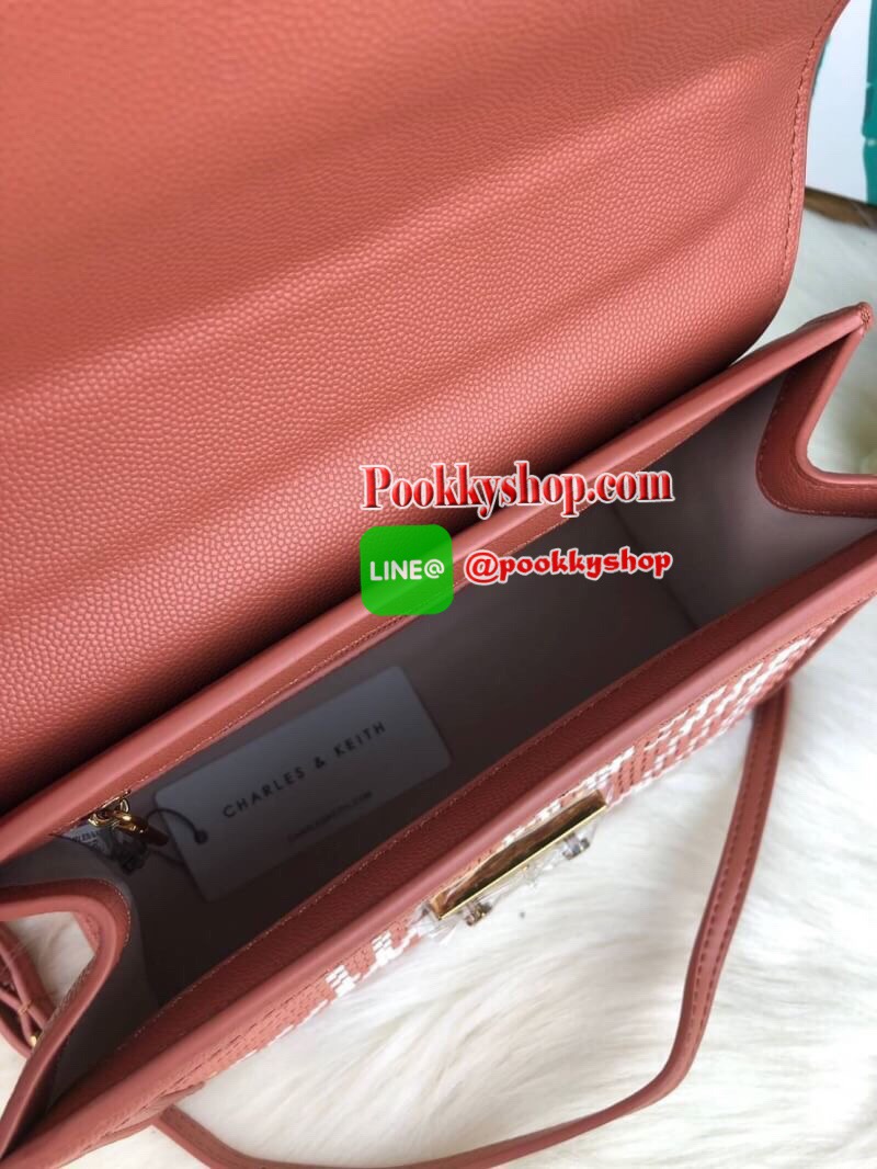 New arrival!! CHARLES & KEITH WOVEN DETAIL CLUTCH กระเป๋าสะพายอยู่ทรง ด้านหน้าเล่นดีเทลแต่งลายสายน่ารักมากๆ ด้านหลังมีช่องใส่บัตรได้ เปิดปิดด้วยตัวกดล็อก ด้านในจุของได้เยอะทีเดียวค่ะ ใส่ iPhone plus/ กระเป๋าเงินใบกลางได้สบายๆ สายสะพายยาวปรับได้ 5 ระดับเลย