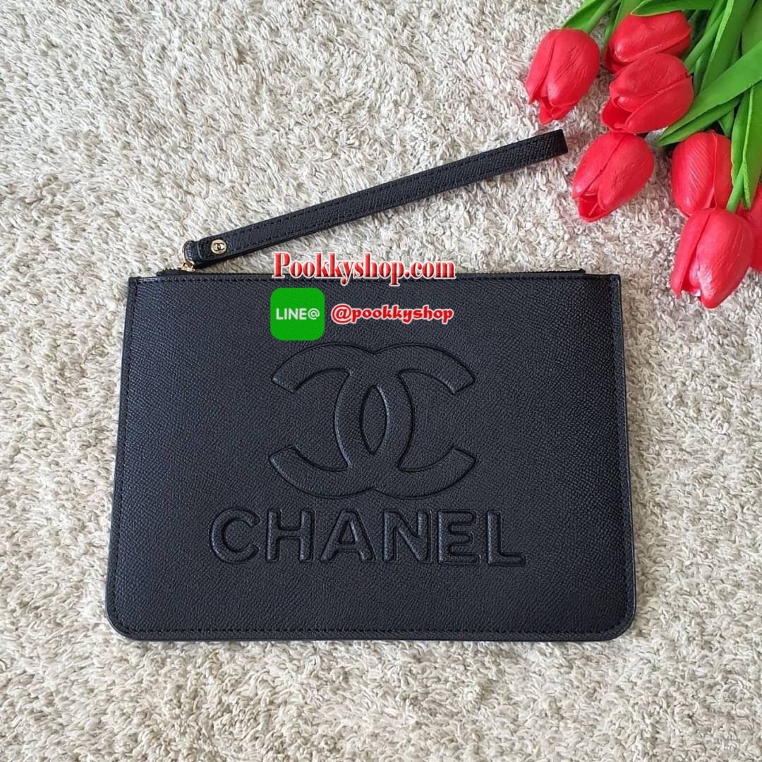 NEW ARRIVAL!! กระเป๋าคลัทช์&คล้องมือ ทรงหรู จากงาน CHANEL VIP GIFT(GIFT WITH PURCHASE) จากเคาเตอร์ต่างประเทศ จากแบรนด์ CHANEL ลายหนัง SAFFIANO ของแท้ 100% ด้านหน้าปั้มหนังลายโลโก้ เปิดปิดด้วยซิป อะไหล่ทอง ด้านในปั้ม MADE IN ITALY ด้านหนึ่งเป็นช่องซิปใส่ขอ
