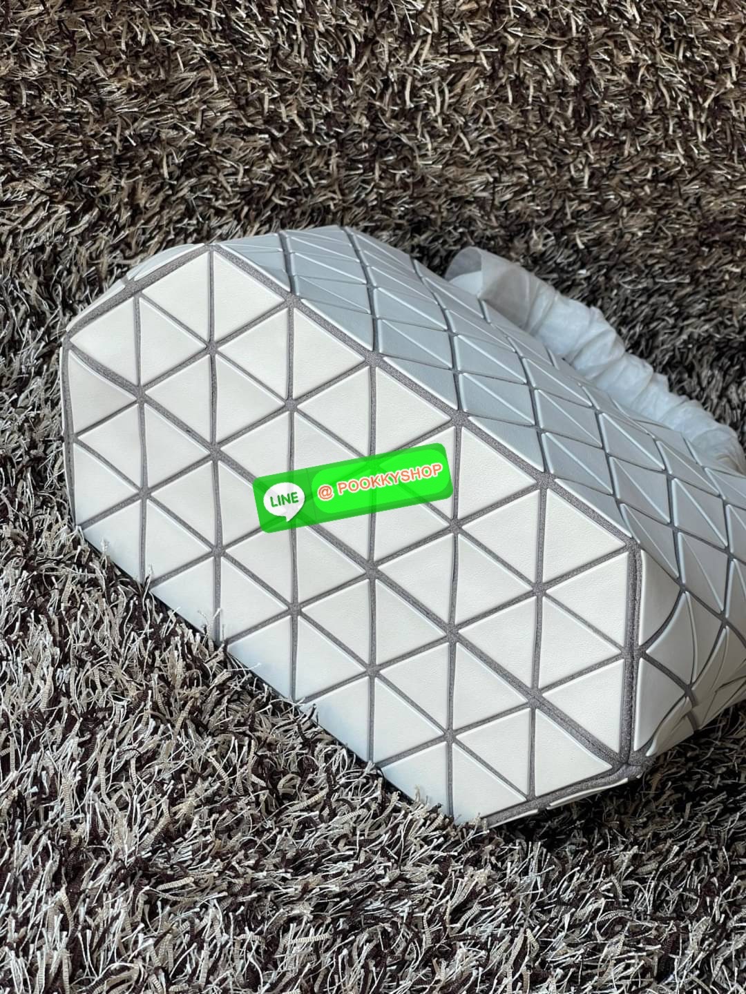 💕BAO BAO ISSEY MIYAKE MATTE CRYSTAL SMALL TOTE เป็นกระเป๋าทรงโท้ทที่มีความพิเศษด้วยการออกแบบแผ่นสามเหลี่ยมแบบใหม่จัดเรียงต่อกันในแนวตั้งเสริมกระเป๋าให้ดูหรูหรา ทันสมัย และดูมีเอกลักษณ์เป็นของตัวเอง อีกทั้งยังมีโครงสร้างฐานตาข่าย นอกจากช่วยให้กระเป