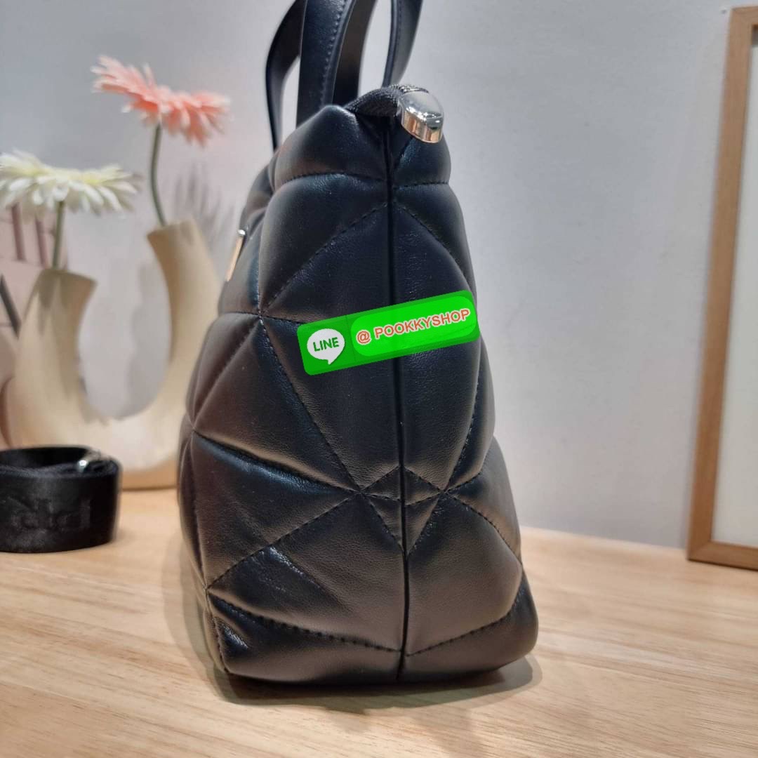 PRADA LEATHER PADDED BAG ใหม่ล่าสุด กับคอลเลคชั่นที่ทำออกมาตอบโจทย์ได้ทุกไลฟ์สไตล์ และเป็นยูนิเซ็กส์ กับกระเป๋าทรงโท้ท ขนาดกำลังดี วัสดุหนังแท้ ตัดเย็บเดินเส้นลายตาราง ปากกระเป๋ามีซิปเปิดปิด ภายในเป็นช่องโล่ง มีช่องแยกให้ มาพร้อมสะพายข้างและใบลูก ให้ได้สน