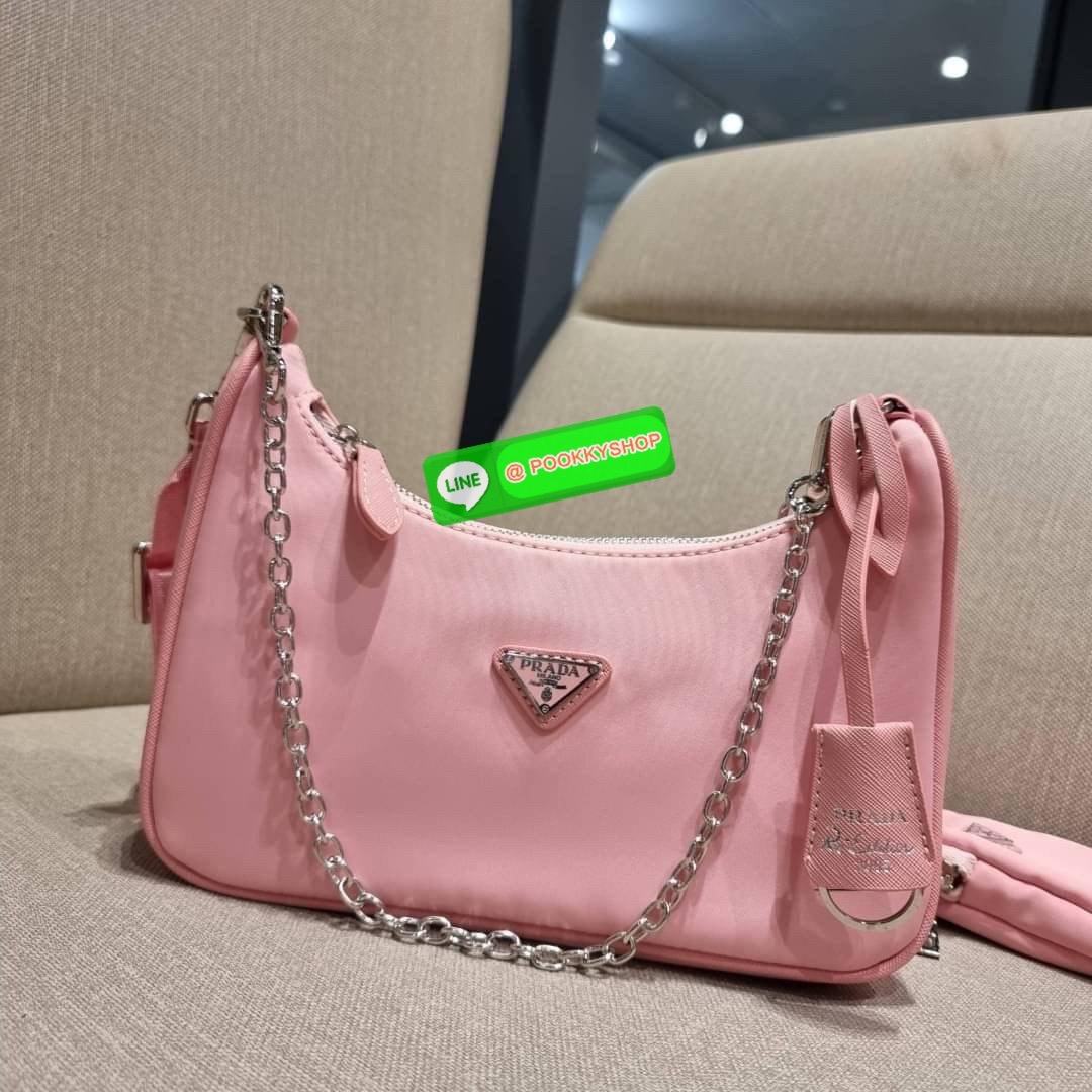 PRADA RE-EDITION 2005 RE-NYLON SHOULDER BAG ไอเท็มสุดปัง ที่ฮิตตลอดกาลไม่ว่าจะปีไหนๆ จัดให้ครบทั้งสีขายดีและสีใหม่ล่าสุด ที่สายคุณหนูห้ามพลาด!! กับกระเป๋าสะพายทรงคลาสสิค เหมาะเป็น everyday bag มากๆ วัสดุผ้าไนล่อนคุณภาพ พร้อมใบลูก ไว้ใส่เหรียญ ใส่กุญแจได้ส