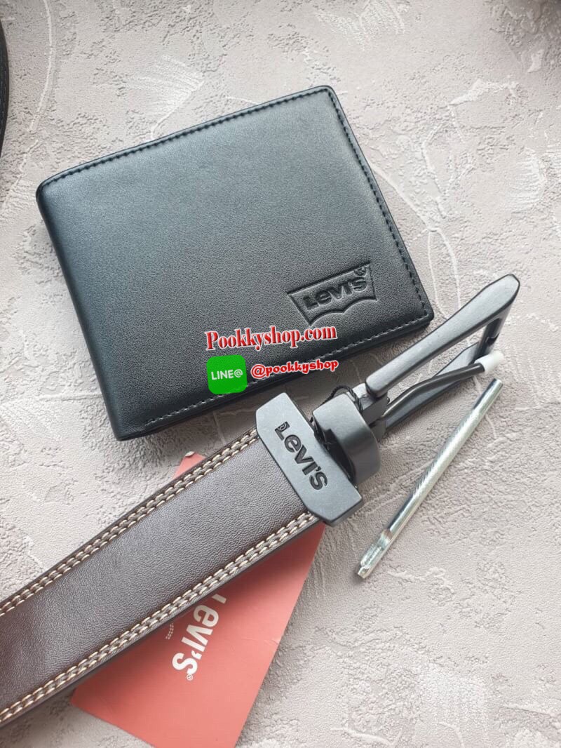 NEW ARRIVAL!! LEVI’S REAL LEATHER BELT & WALLET VALUE PACK ซื้อ1ได้ถึง2ใบ! เซทสุดคุ้ม! ได้ทั้งกระเป๋าสตางค์พับสองตอนและเข็มขัด วัสดุหนังวัวแท้ กระเป๋าสตางค์ปั้มโลโก้ด้านหน้า ภายในมีช่องใส่บัตร ช่องใส่ธนบัตร 2 ช่อง แยกเป็นสัดส่วน เข็มขัดด้านหนึ่งสีดำอีกด้า