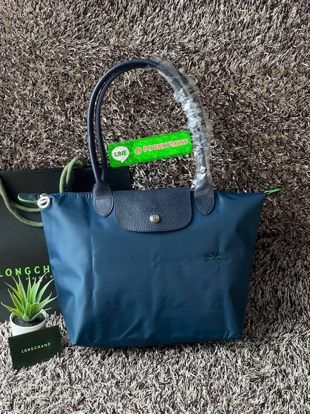 LONGCHAMP LE PLIAGE GREEN Shoulder bag S กระเป๋าใบนี้ดึงดูดใจคุณด้วยรูปทรงมินิมอลและกะทัดรัด หูกระเป๋าที่ยาวช่วยให้คุณสะพายไหล่ได้อย่างสบาย การปิดด้วยซิปช่วยให้มั่นใจได้ว่าสิ่งของทั้งหมดของคุณปลอดภัย Longchamp ดึงแรงบันดาลใจจาก origami สร้าง LE Pliage Gre