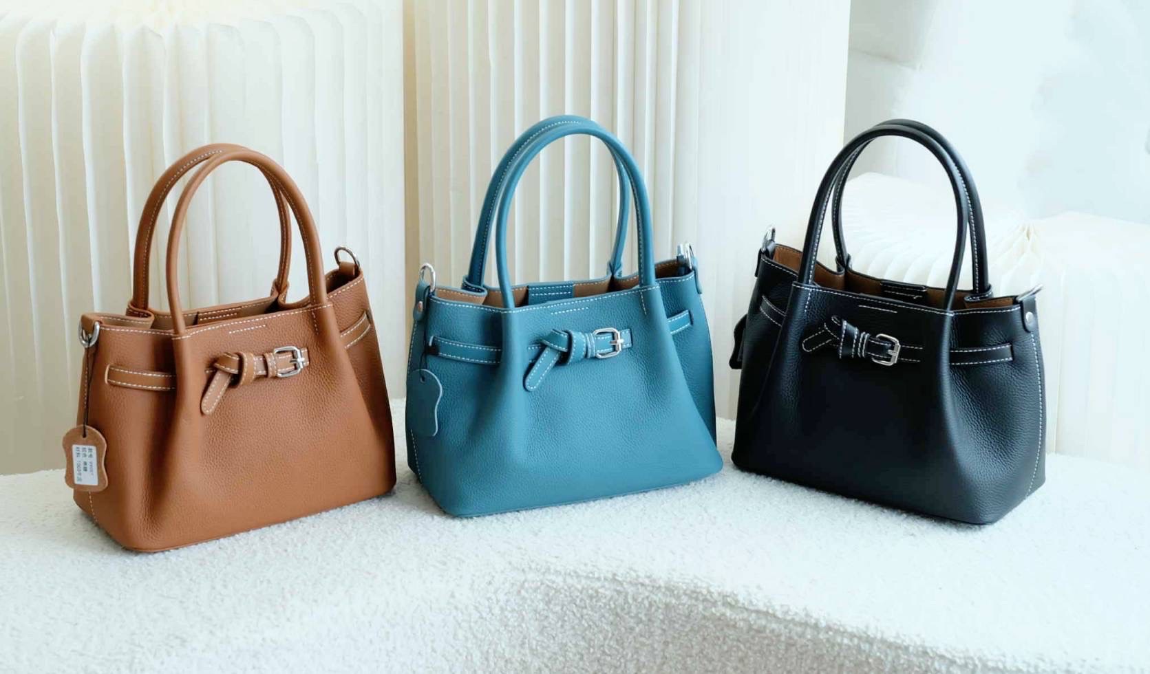 กระเป๋าหนังแท้ทรงtote งานหนังแท้💯 Genuine leather หนังลาย togo รักษาง่าย ใช้งานได้ยาวนาน ขนาดกำลังดี น้ำหนักเบา มีสายสะพายยาว หนังแท้มีความคงทนและสามารถใช้งานได้ยาวนาน เมื่อได้รับการดูแลที่ดี หนังจะมีความนุ่มและยืดหยุ่น แต่ยังคงแข็งแรง นอกจากนี้ ห