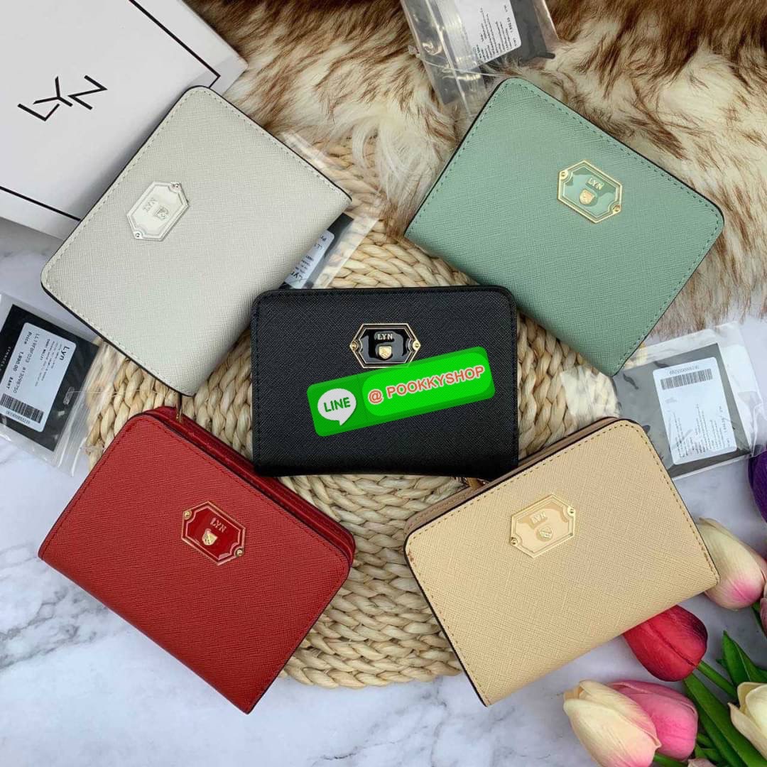 Lyn Wallet กระเป๋าตังLYN ขนาดใบกลาง ด้านหน้าติดโลโก้แบรนด์ ด้านในมีช่องใส่บัตร8ช่อง ช่องใส่ธนบัตรและช่องซิบแยกใส่เหรียญ ตัวจับซิบปั๊มแบรนด์ ใครกำลังมองหากระเป๋าสตางค์สีเรียบๆชิคๆแนะนำค่ะ