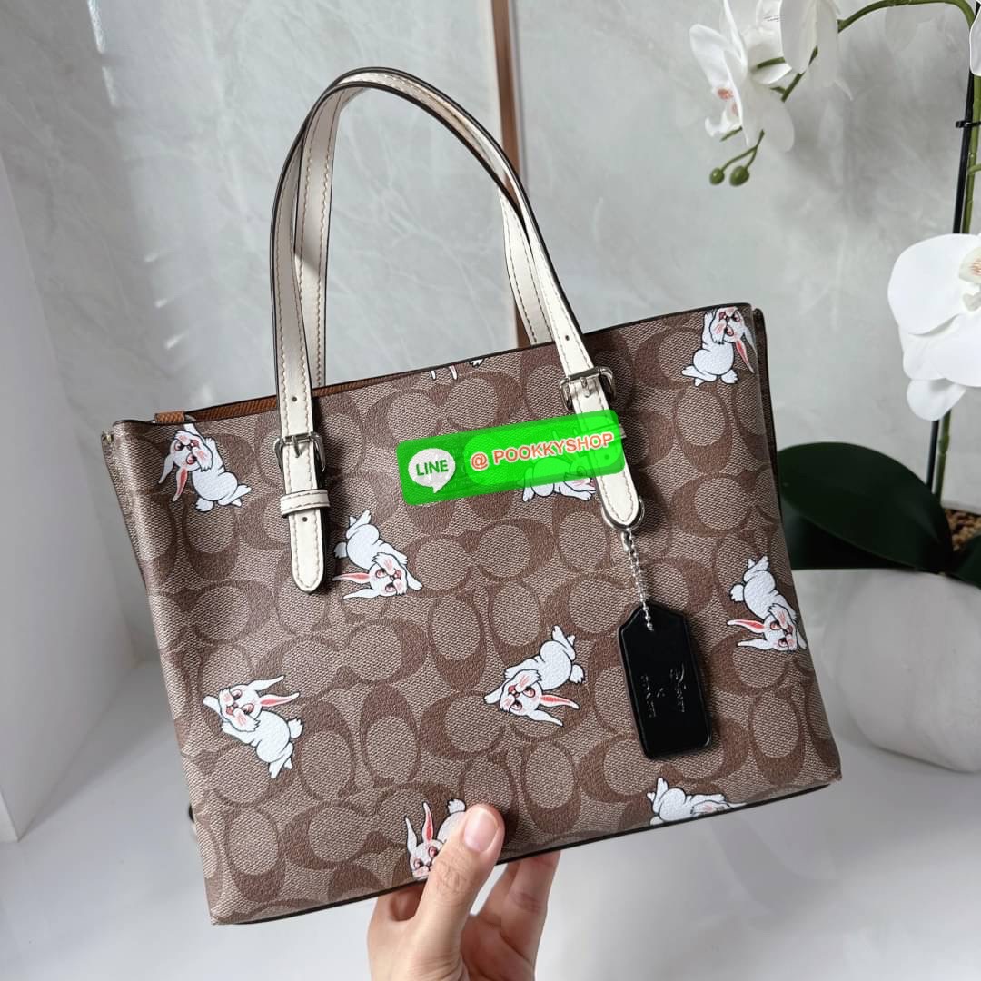 Coach Mollie Tote 25 In Signature Chambray Crossbody Sling Top Handle Bag Collection Rabbit Printed Style (CG302) กระเป๋าทรงTOTE เสริมลุคโดดเด่นต้อนรับปีกระต่าย ตกแต่งลายรูปกระต่ายน่ารัก วัสดุหนังแคนวาสเคลือบลาย ภายในโล่งกว้าง มีช่องซิปตรงกลางใส่ของได้ ขน