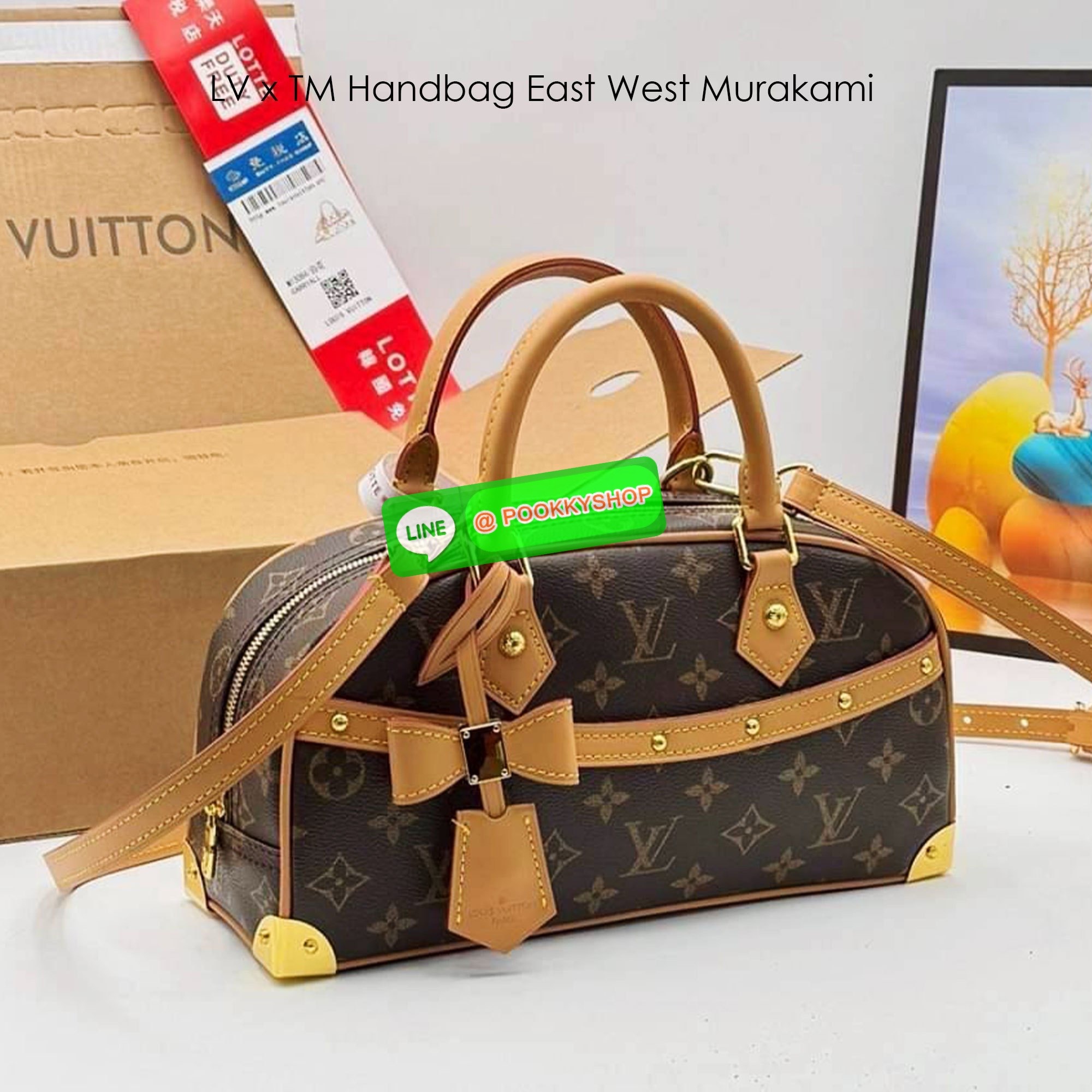 LV x TM Handbag East West Murakami กระเป๋าทรงโท้ทรุ่นท็อปฮิต กับดีไซน์ใหม่ต้อนรับฤดูร้อน โดดเด่นด้วยการตกแต่งลายพิมพ์ โทนสีสดใสสะดุดตา มาพร้อมพวงหนังห้อยรูปโบว์และแท็กปั้มแบรนด์ จับในตัวพร้อมสายสะพายข้าง รูปทรงสวยตลอดกาล ใช้ได้กับทุกลุค ทุกโอกาส ภายในโล่ง