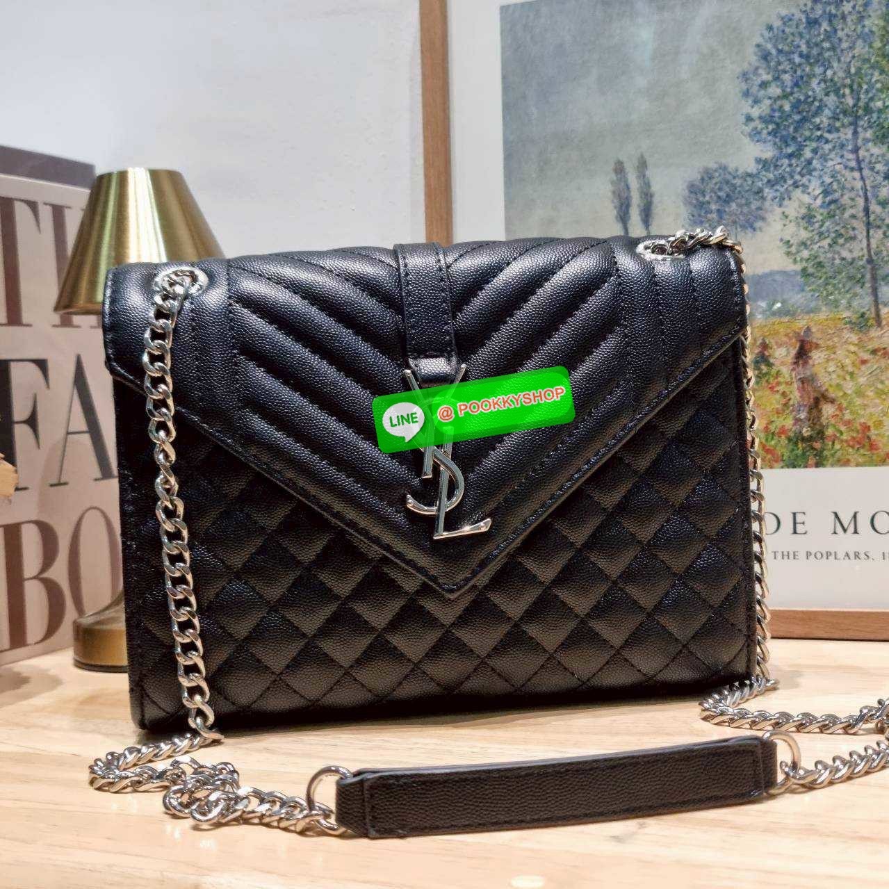 🔆 Model YSL envelope medium shoulder bag กระเป๋าสะพายไหล่สุดฮอต จากเคาน์เตอร์ dutyfree ทรง envelope ดีไซน์เรียบหรู ดูติดแกลมสุดๆ โดดเด่นด้วยโลโก้ด้านหน้า เพิ่มดีเทลความผู้ดี ใช้งานง่ายเพียงแค่เปิด-ปิดด้วยกระดุมแม่เหล็ก ภายในแบ่งสัดส่วนได้ดี มีช่อง