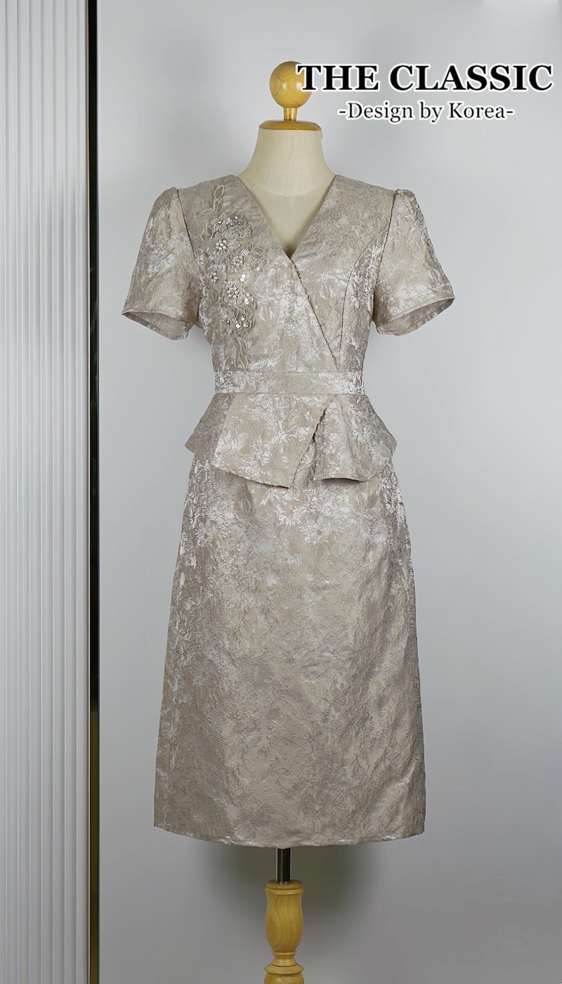 เดรสแฟชั่น เดรสยาว ช่วงบนคัตติ้งทรงสูทระบายเอว ใช้ผ้าเนื้อดีขึ้นลายดอกไม้ ลายนูนผ้าแน่นสวย