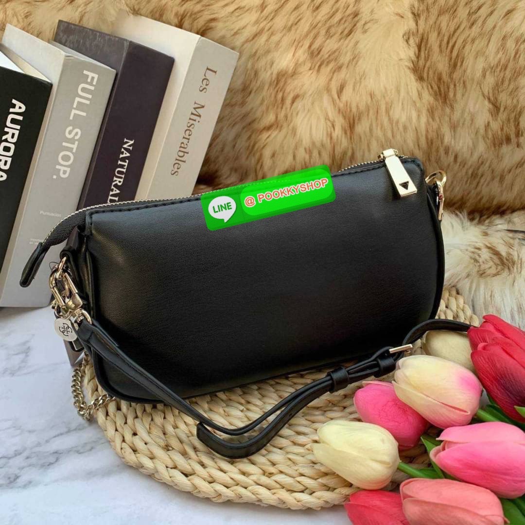 Guess ซื้อ 1 ได้ถึง 2 วัสดุหนัง PU เนื้อนิ่ม มาพร้อมสายสะพาย 2 เส้น สายโซ่สั่นสำหรับสะพายคล้องไหล่ และสายหนังยาวสะพายคลอสบอดี้สามารถปรับระดับได้ สวยได้หลายลุค คุ้มสุดๆจ้า