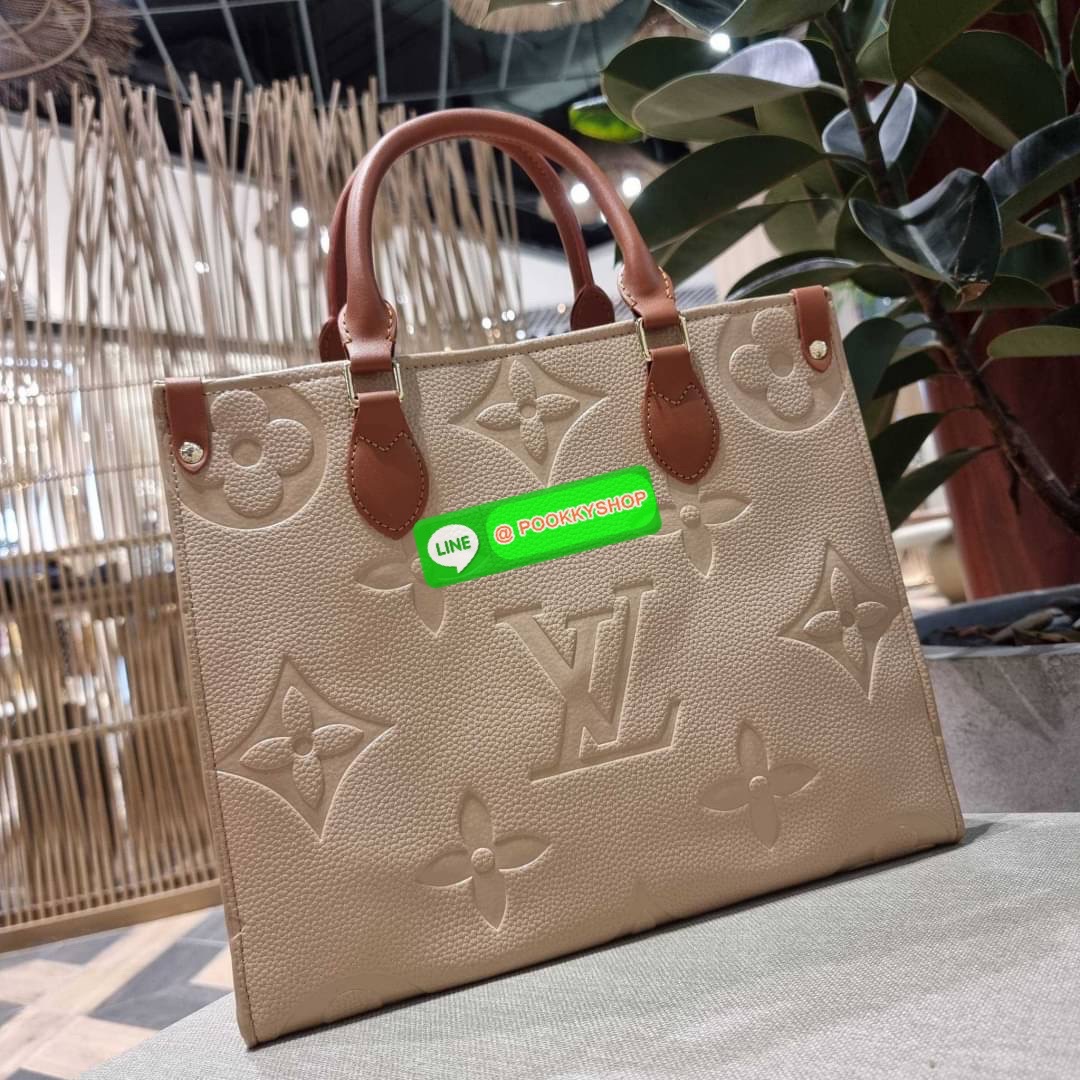 New arrival!! LV crossbody tote bag ดีไซน์สวยคม สมราคา ดูแพงไปอีก ด้วยดีเทลลายของหนัง crossgrain กระเป๋าทรงโท้ทจากเคาน์เตอร์ dutyfree คลาสสิค ผู้ดียืนหนึ่ง โทนสีใช้งานง่าย แมทช์ได้ทุกลุค มาพร้อมหูจับในตัว แบบหูหิ้ว และหูยาวสำหรับสะพายไหล่ เก๋มาก ชิคมาก ภา