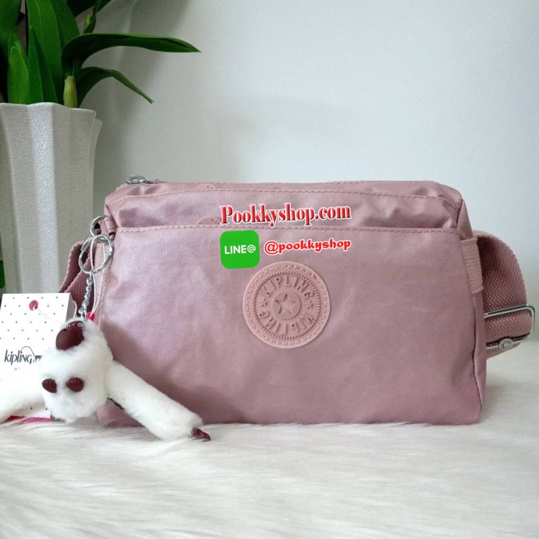 KIPLING Mini Crossbodybag กระเป๋าสะพายข้างขนาดกะทัดรัด ผลิตจากวัสดุ Nylon+ Polyester100% มีช่องใช้งานแยกย่อยมากถึง 4 ช่อง -ด้านหน้ามีช่องซิป 2 ช่อง -ช่องหลักโล่ง กว้าง จุของใช้ได้เยอะ -ด้านหลังมีช่องซิปอีก 1 ช่อง มาพร้อมพวงกุญเเจลิง สายสะพายยาวสามารถปรับไ