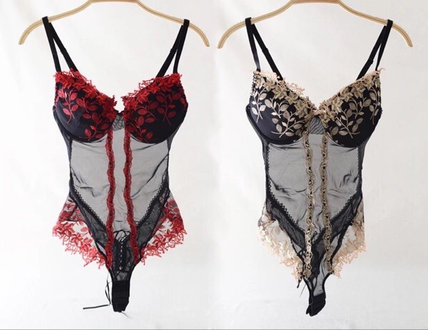 ชุดนอน เซ็กซี่ ชุดบอดี้สูท วันพีซ แต่งปักลูกไม้ ช่วงอก และโคนขา เว้าหลัง แต่งร้อยริบบิ้นช่วงบั้นท้าย เพิ่มความเซ็กซี่ ยั่วยวน สินค้าส่งออกญี่ปุ่น เนื้อผ้าซีทรู งานเกรดพรีเมี่ยม หรูมากๆคะ Size S/M