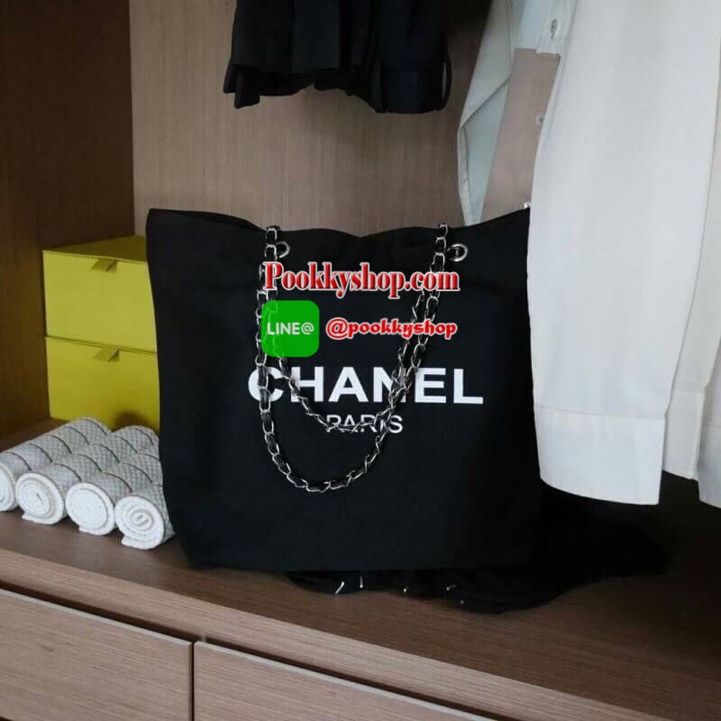 New Arrival!! พร้อมส่งที่ไทย ตามคำเรียกร้อง CHANEL VIP CANVAS TOTE BEAUTY GIFT TOTE CANVAS SILVER HARDWARE CHAIN STRAPS วัสดุทำจาก ผ้าแคนวาสหนา บุด้วยผ้าซับอีกชั้น ด้านหน้ามีโลโก้แบรนด์ ตรงอะไหล่ปั้มแบรนด์ทุกจุด ตัวสายทำจากโซ่ เรียบ หรู ดูดี ใส่ของได้เยอะ