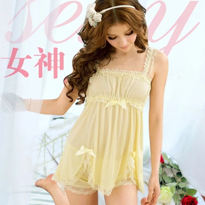 ชุดนอน คุณหนู ชุดนอนกางเกง ชุดนอน สายเดี่ยวแฟชั่น สีเหลืองอ่อน เนื้อผ้ายืด Cottonผสม สเปนเด็กซ์ (Spandex) อย่างดี แบบชุดน่ารัก ใสๆหวานๆ แต่งเว้าชายพร้อมติดขอบระบาย เนื้อผ้ามีน้ำหนัก ทิ้งตัว นุ่มลื่น สวมใส่เย็นสบาย แบบชุดคุณหนูลุคหวานมากๆเลยคะ