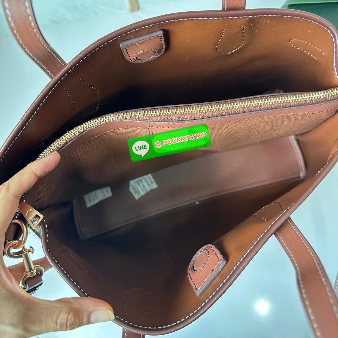 COACH HANNA CARRYALL WITH COACH CH189 IMNAM 🔖กระเป๋าสะพายไหล่/ถือ รูปทรงสวยหรู ลุคคุณนายมากแม่ 🔖วัสดุ: ผ้าแคนวาสตัดขอบหนัง 🔖เปิด-ปิดแบบกระดุมแม่เหล็ก ภายในกระเป๋ามัลติฟังก์ชั่น ช่องซิปกลาง บุผ้า 🔖สายสะพายถอดและปรับระดับได้