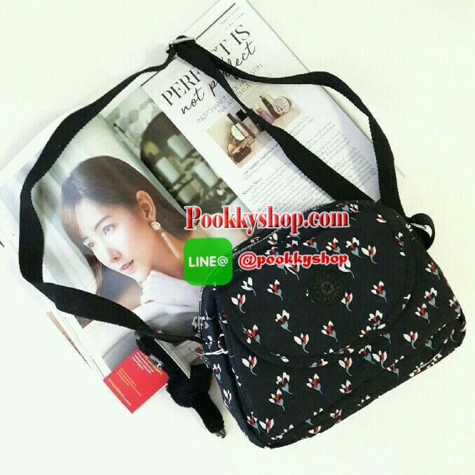 พร้อมส่ง KIPLING mini handbag k15313 กระเป๋าสะพายสุดน่ารัก ด้วยทรงกระเป๋าที่แสนจะน่ารัก มีความโค้งมน ขนาดกำลังดี ใช้งานง่ายๆในทุกวันของคุณ มีช่องด้านหน้าเปิดปิดง่ายด้วยตีนตุ้กแก และช่องอเนกประสงค์ปิดมิดด้วยซิป พร้อมพวงกุญแจน้องลิงอันเป็นเอกลักษณ์ของแบรนด์