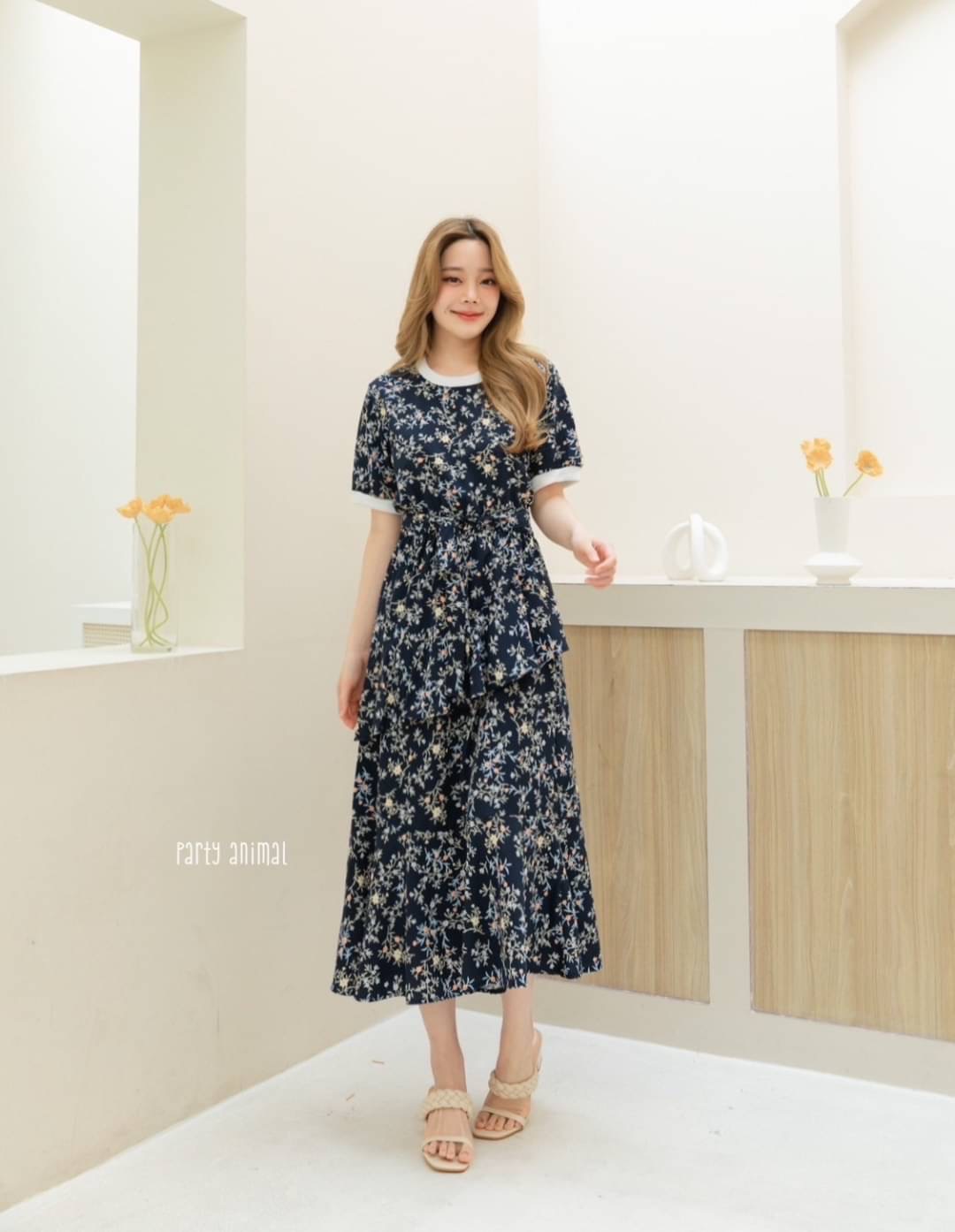 Maxi dress ทรงคอกลมเอวยางยืด ต่อชายกระโปรงหางปลาสวยค่ะ ด้านหน้าดีไซน์แต่งระบายเฉียงเล็กๆช่วงกระโปรง เนื้อผ้าโพลีเอสเตอร์พริ้วๆนุ่มใส่สบาย งานมีซับในกระโปรง ซิปหลัง มาพร้อมเชือกผูกเอวค้า 2ลาย