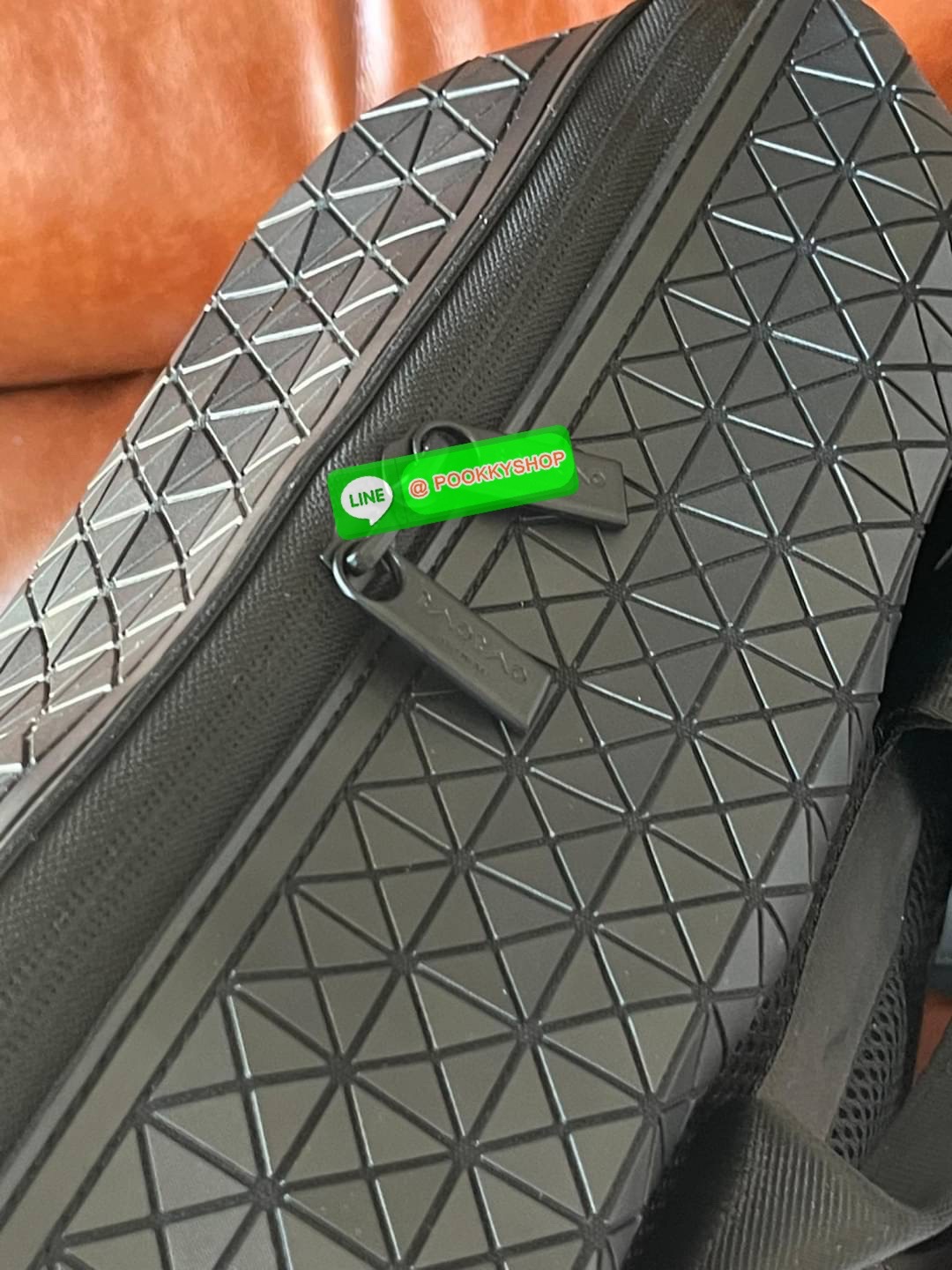 BAO BAO ISSEY MIYAKE LARGE BACKPACK ผู้ที่มักใช้งานกระเป๋าเป้ในชีวิตประจำวัน ส่วนมากจะอยู่ในวัยนักเรียน-นักศึกษาหรือวัยทำงาน ซึ่งรุ่นนี้ตอบโจทย์การใช้งานได้เป็นอย่างดี เป็นเป้ที่มีช่องสำหรับใส่สัมภาระประมาณหนึ่ง เพื่อให้สามารถจัดเก็บสิ่งของได้อย่างเป็นระเ