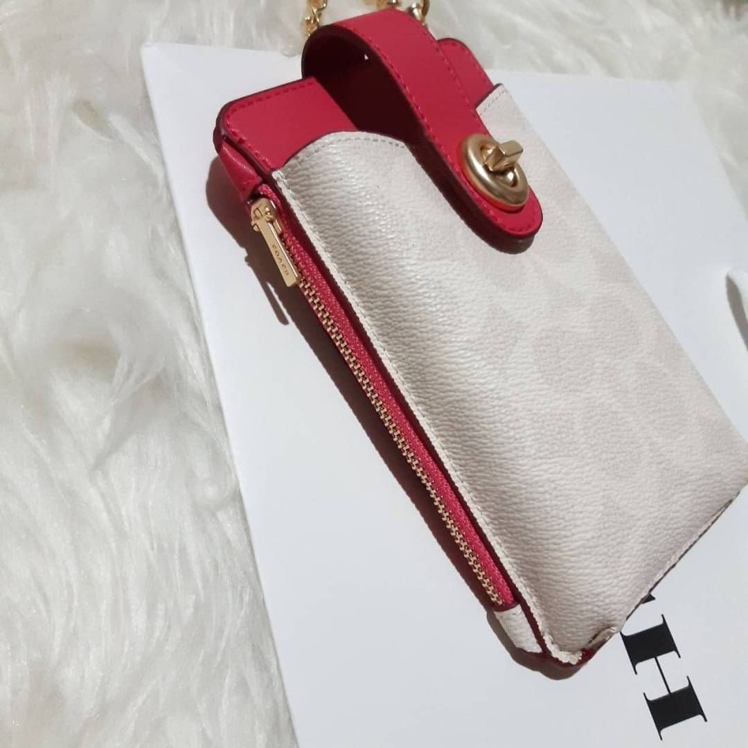 COACH 825 TURNLOCK CHAIN PHONE CROSSBODY IN BLOCKED SIGNATURE CANVAS ฮอตและปังกว่านี้ไม่มีแล้ว!! กระเป๋าเอนกประสงค์ สำหรับใส่โทรศัพท์ ใส่บัตรได้ มีช่องซิปแยกให้ด้วย ขนาดพกพาดีงาม!! 💕 ใส่โทรศัพท์ได้ทุกรุ่นน้า สายสะพายยาวประมาณ 23" (วัดจากไหล่)