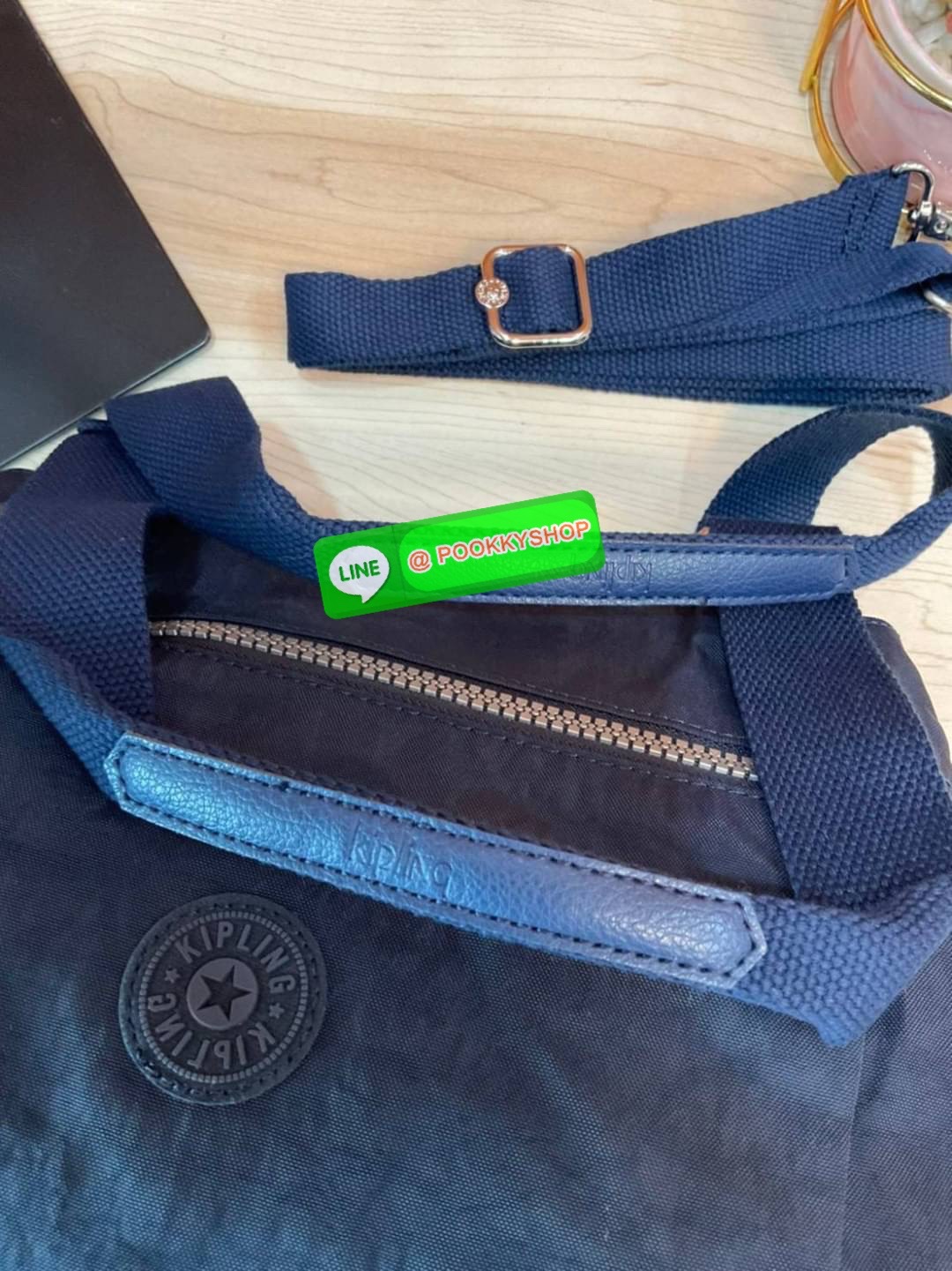 Kipling Damen Orelie Henkeltasche รุ่น K15257 กระเป๋าถือ/สะพาย Crossbody ขนาดกำลังดี หูกระเป๋ายาวสามารถคล้องบ่าได้ วัสดุpolymode100% ผ้ากันน้ำ กระเป๋ามีน้ำหนักเบา มีช่องซิป ด้านหน้า และ ด้านหลัง ภายในแบ่งเป็น 3 ช่องหลักใช้งาน ช่องซิปกลางแยกเป็นสัดส่วน จุข