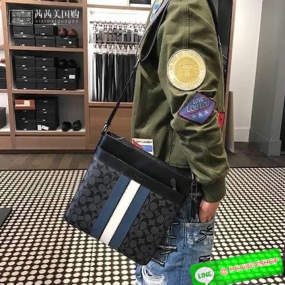 COACH F26068 CHARLES CROSSBODY IN SIGNATURE CANVAS WITH VARSITY STRIPE 🔖กระเป๋าสะพายและคอสบอดี้ โดดเด่นด้วยแทบตัดสีฟ้า 🔖วัสดุ:หนังแคนวาสตัดหนังแท้ 🔖เปิด-ปิดด้วยซิป ภายในมีช่องลับ 2 ช่อง มีช่องซิปแยก 🔖สายสะพายสามารถปรับระดับ