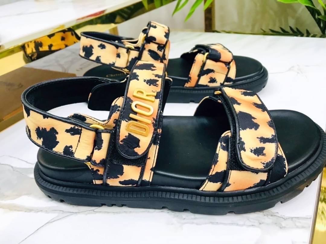 พร้อมส่งรอบ2 รองเท้า DIORACT SANDALรุ่นนี้ใหม่ลายสุดเป็นลายเสือสวยเกร๋มาก ทรงนี้ใส่สบายทุกคนต้องมี ตัวพื้นรองเท้าเป็นสีดำ ตัวสายเป็นลายเสือ ด้านหน้ามีโลโก้Dior สีทอง สวยมากงานปั๊มโลโก้ทุกจุด พลาดแล้วจะเสียใจนะ