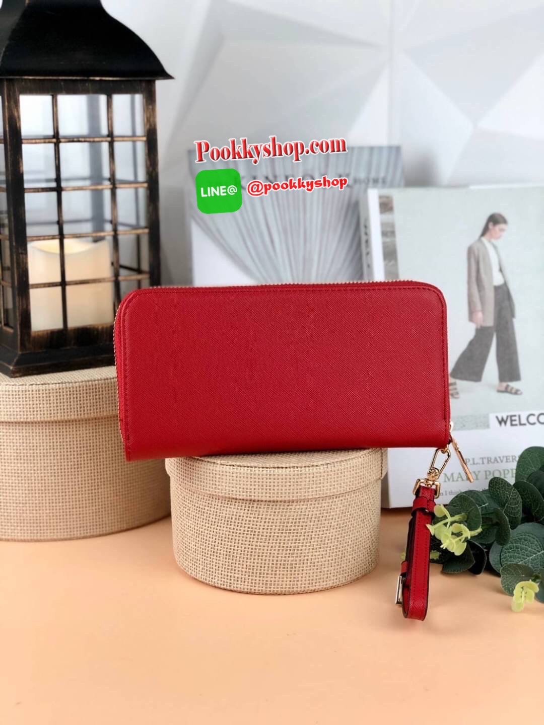 Lyn Rosette Long Wallet กระเป๋าเงินซิปรอบใบยาว วัสดุหนังลายsafiano ด้านหน้ามีโลโก้แบรนด์สีทองสวยหรู มาพร้อมสายคล้องมือสามารถถอดสายออกได้ เปิดปิดแบบซิป ด้านในมีช่องใส่การ์ด 12 ช่อง ช่องใส่รูป 1 ช่องและช่องซิปใส่เหรียญ สามารถใส่ธนบัตรได้ตามยาวเลยค่า ใบนี้สว