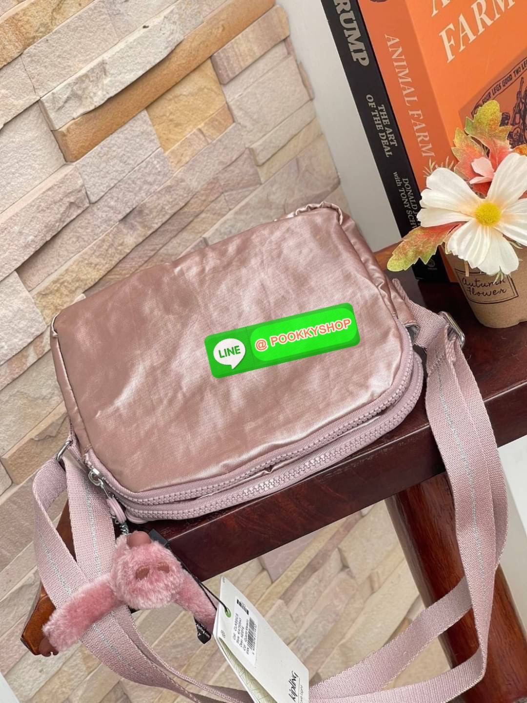 Kipling Keefe Crossbody Bag กระเป๋าสะพายคอลเลคชั่นใหม่จาก Light sand ขนาดกำลังดี ใส่กระเป๋าสตางค์ยาวได้ มีช่องใช้งานถึง4ช่อง สายสะพายปรับสั้นยาวได้ฟรีไซส์ ใช้งานสายคู่ คล้องไหล่ หรือปรับสายยาวสะพายพาดลำตัวดูลำลองไปอีกแบบ สำหรับสาวๆที่อยากหากระเป๋าคู่ใจสัก
