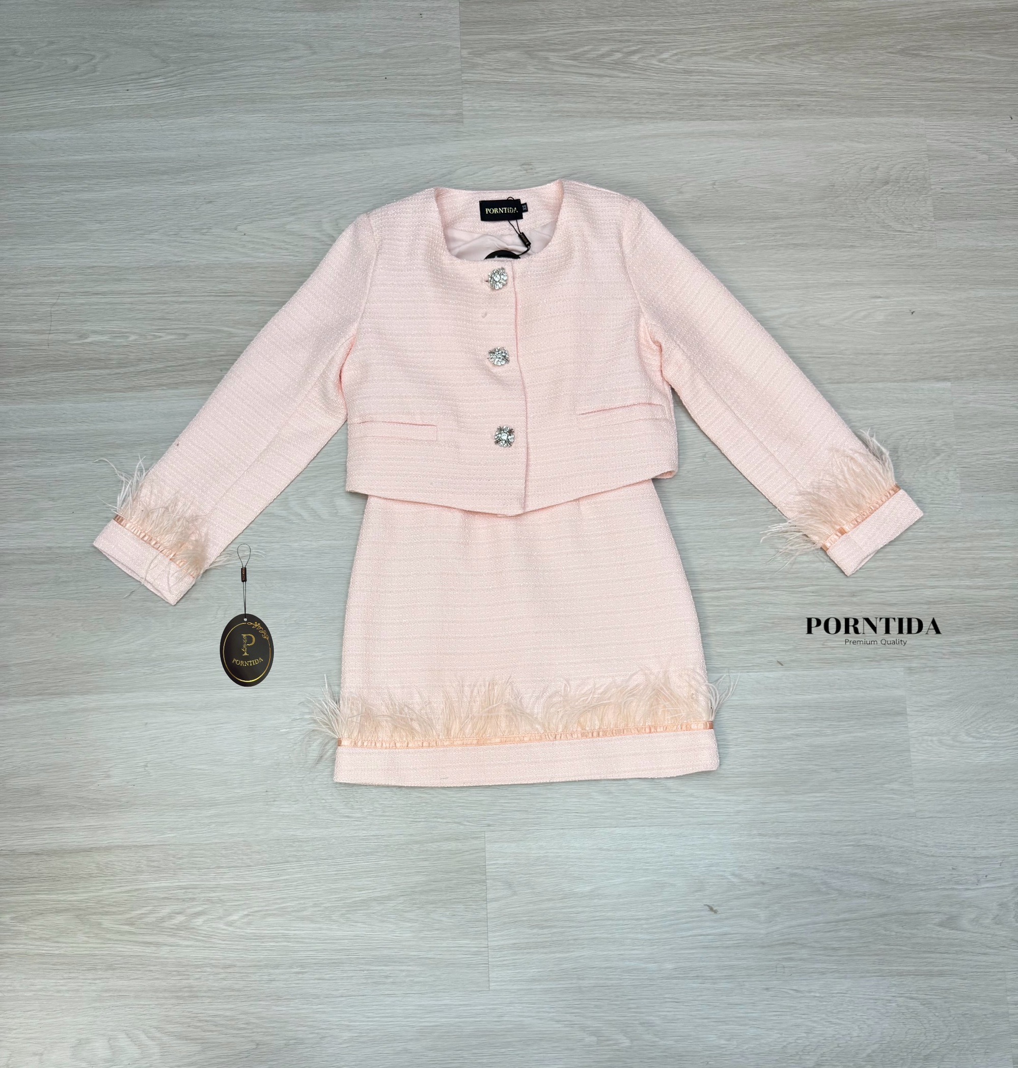 ชุดเซทแฟชั่น ชุดเดรส2ชิ้นผ้าทวีต งานเดรสชมพู มีเสื้อคลุมให้กระดุมเสื้อคลุมด้านหน้ากระดุมเพชร