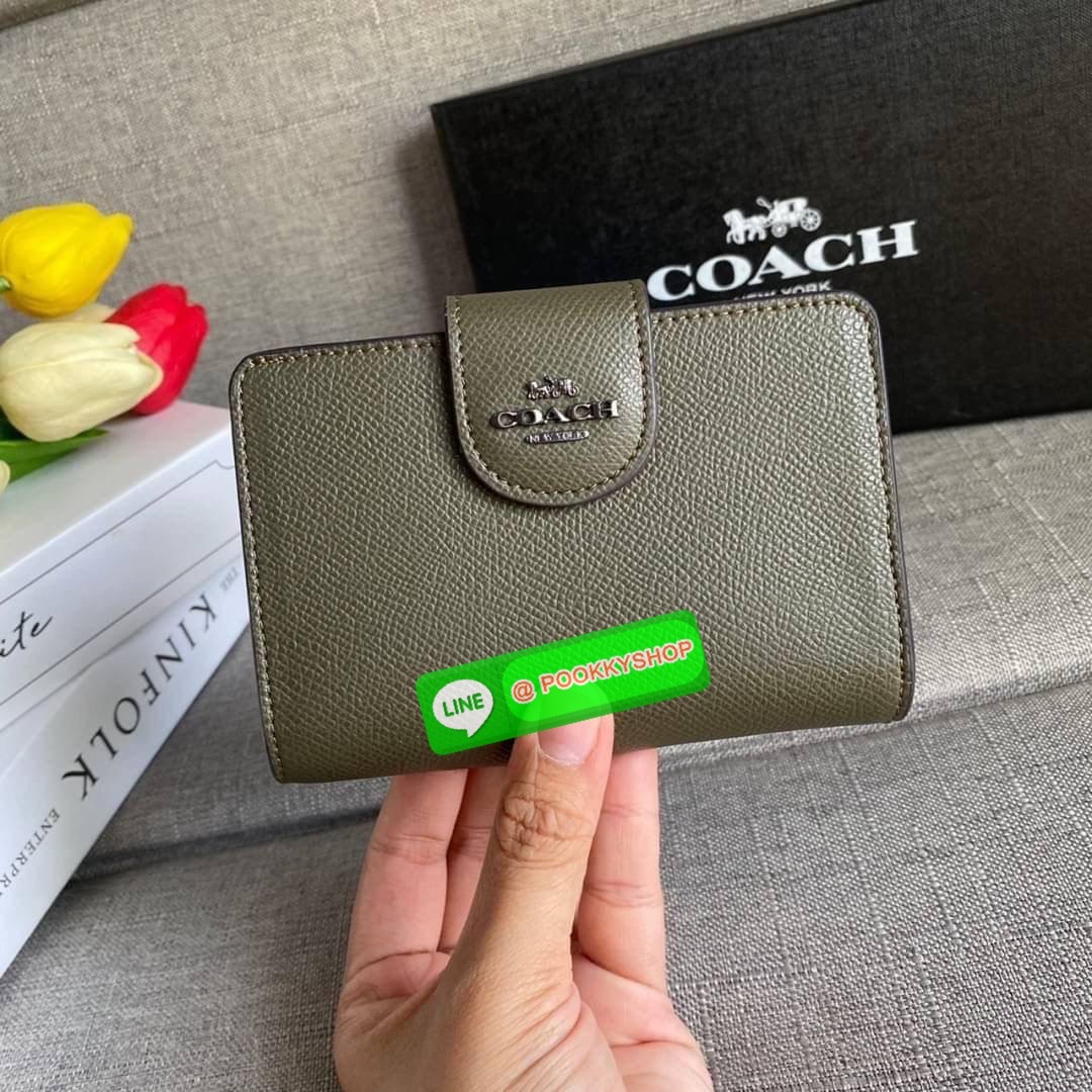 COACH 6390 MEDIUM CORNER ZIP WALLET กระเป๋าสตางค์ใบกลาง สีพื้นเรียบหรู วัสดุcrossgrain ภายในมีช่องใส่บัตรและธนบัตรได้ทุกชนิด มีช่องซิปใส่เหรียญ ขนาดกะทัดรัดพกพาง่าย คนชอบจัดระเบียบกระเป๋าสตางค์แนะนำเลยจ้า