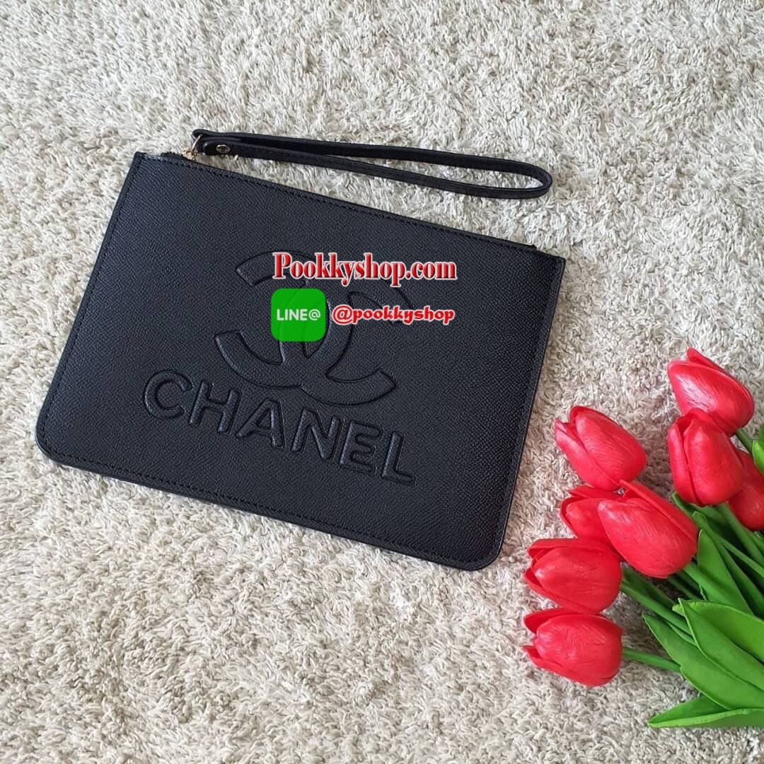 NEW ARRIVAL!! กระเป๋าคลัทช์&คล้องมือ ทรงหรู จากงาน CHANEL VIP GIFT(GIFT WITH PURCHASE) จากเคาเตอร์ต่างประเทศ จากแบรนด์ CHANEL ลายหนัง SAFFIANO ของแท้ 100% ด้านหน้าปั้มหนังลายโลโก้ เปิดปิดด้วยซิป อะไหล่ทอง ด้านในปั้ม MADE IN ITALY ด้านหนึ่งเป็นช่องซิปใส่ขอ