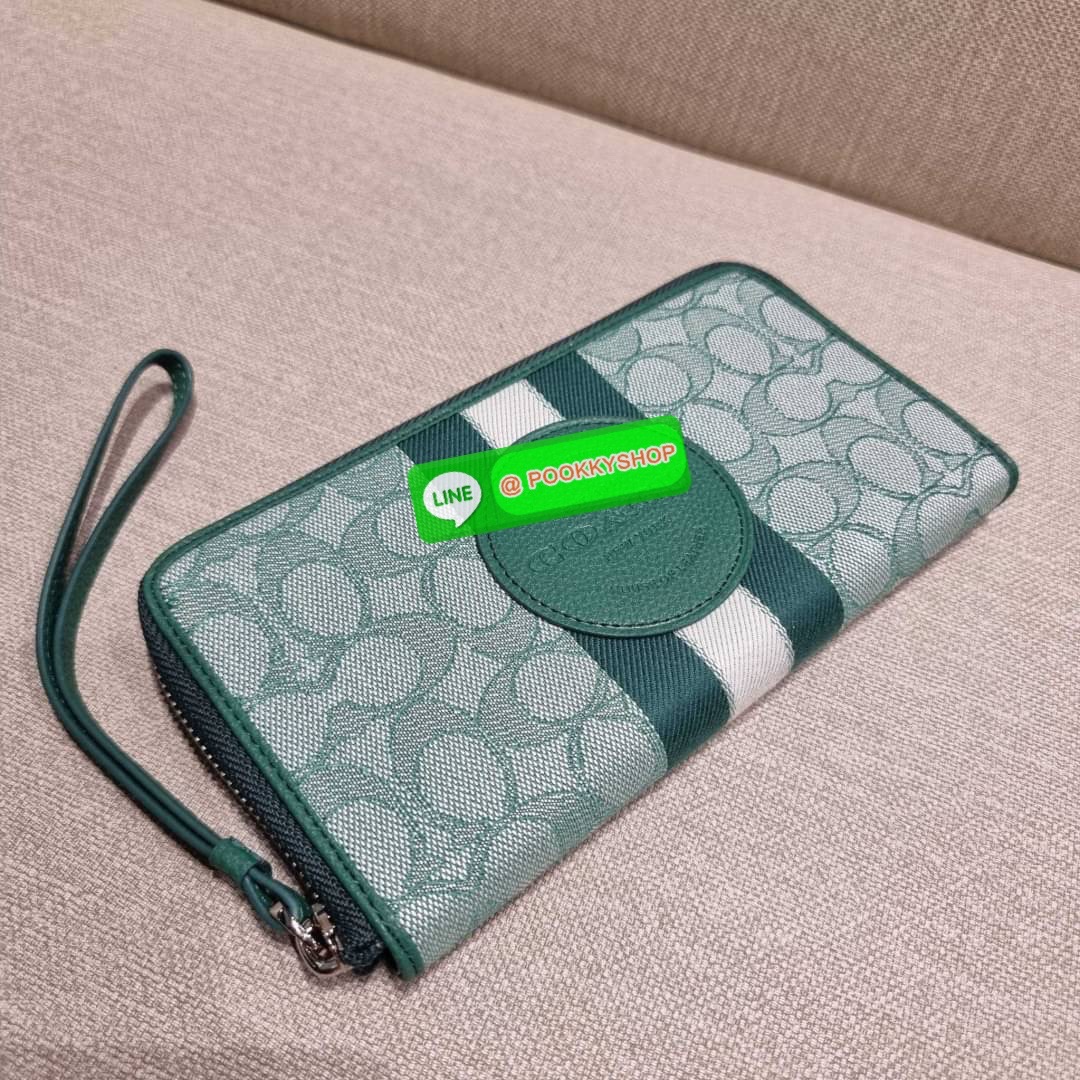 COACH C9073 DEMPSEY LARGE PHONE WALLET IN SIGNATURE JACQUARD WITH STRIPE AND COACH PATCH พร้อมเสิร์ฟความเลิศหรู กับคอลใหม่ล่าสุด กระเป๋าสตางค์ใบยาวกึ่งคล้องมือ สีสุดละมุน ถือใช้คือขับผิวสุด!! วัสดุผ้า jacquard สลับหนัง pepble มาพร้อมสายคล้องมือในตัว กันหล