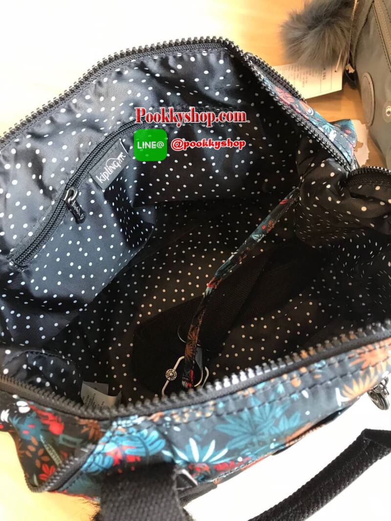 Kipling Art Mini Shoulder Bag จากMayday’s Collection กระเป๋าถือหรือสะพาย วัสดุPolyamide 100% ขนาดกลาง น้ำหนักเบา รุ่นนี้เก็บทรงได้ตามแบบฉบับของ Art mini ช่องซิปและช่องการใช้งานมีให้เป็นสัดส่วน มาพร้อมmonkey Pompom และสายสะพายถอดและปรับได้ฟรีไซส์ ใช้งานได้