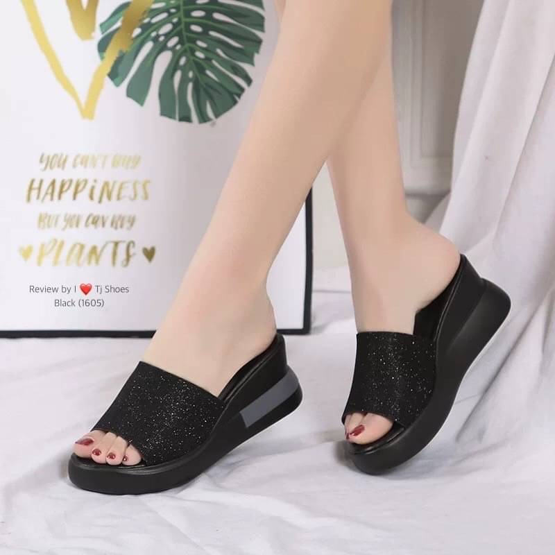 พร้อมส่งรุ่นนี้เกร๋มาก ขายดีมากบอกเลยจ้า รองเท้าส้นเตารีดนำเข้า น้ำหนักเบา เข้าได้กับทุกชุด แถมใส่ได้ตลอด ไม่มีตกเทรน ของจริงงานดี สวยตรงปกแน่นอน เพราะทางร้านถ่ายรูปจากสินค้าจริง สวยเป๊ะมาก ควรมีไว้เป็นคู่โปรด เป็นรุ่นที่ทางร้านแนะนำ รีบสั่งด่วนๆเลยจร้า ช