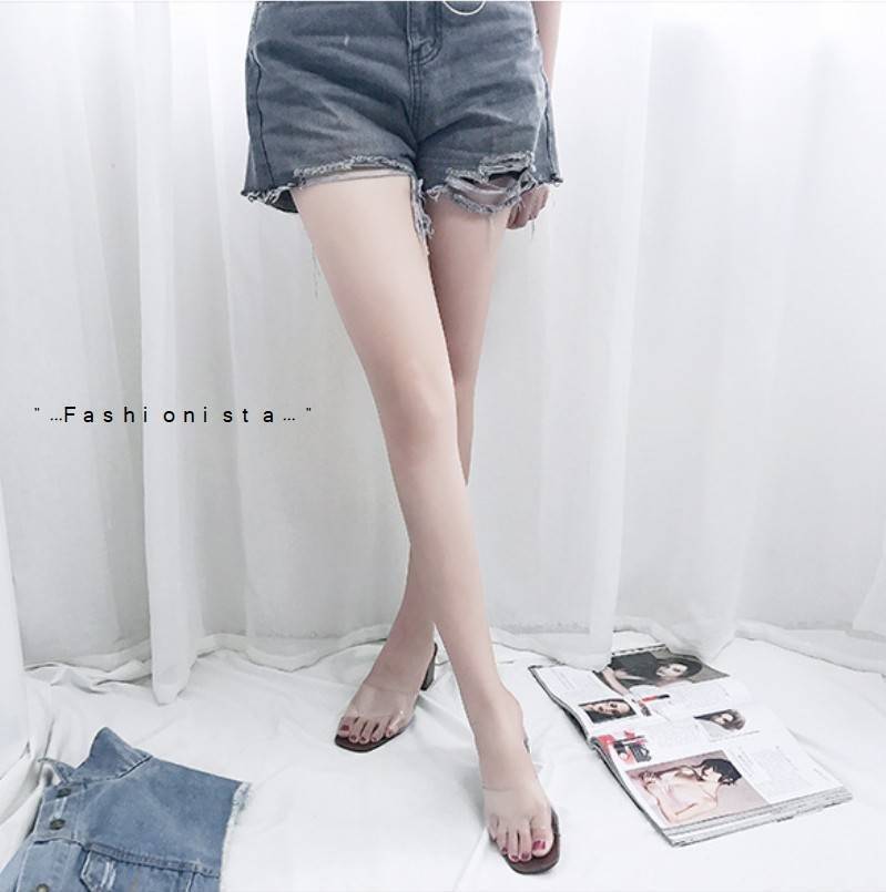 มาถึงแล้วจ้าา แบบขายดีลูกค้าถามหากันเยอะ รองเท้าทรงสวมส้นใหญ่ วัสดุ pu คัตติ้งแน่น สายคาดหน้าเป็นพลาสติกใส เนื้อหนานิ่ม ใส่สบายไม่บาดเท้า ส้นลายไม้ คู่นี้เน้นความเปลือยเท้า ส้นไม่สูงมากเดินง่าย แต่ใส่แล้วดูขาเรียวยาวขึ้น สวยเป๊ะดูแพงเลยค่ะ งานจริงเหมือนแบ