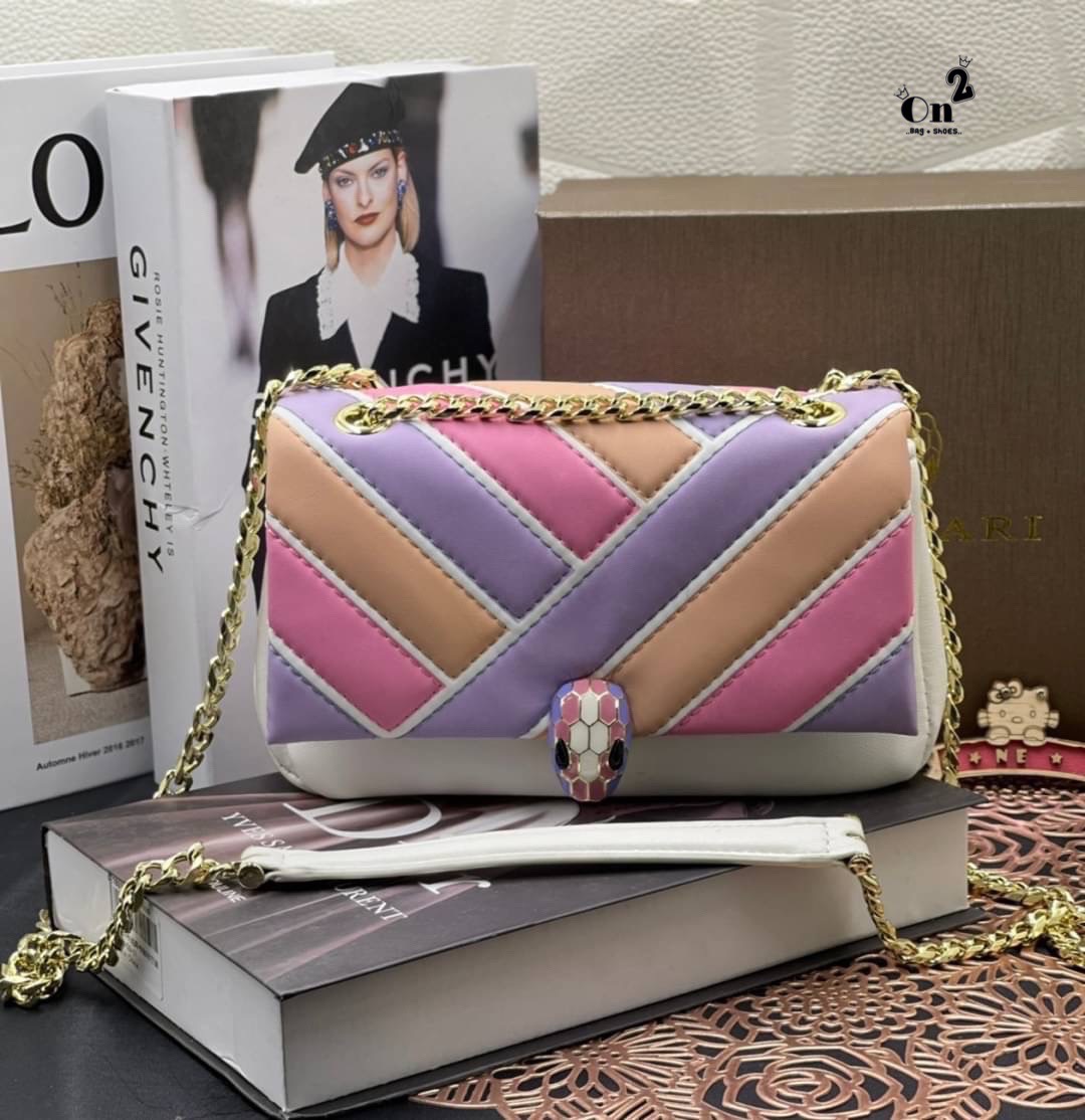 BVLGARI SERPENTI CABOCHON CROSS BODY BAG กระเป๋าสะพายข้าง bvlgari ทรงนี้เป็นทรงคลาสสิคของแบรนด์เลยค่า คือใบนี้แกะแบบมาเป๊ะมากๆ สายสะพายสามารถดึงสั้นยาวได้สวยถูกใจแม่มากห้ามพลาดเลยจ้า