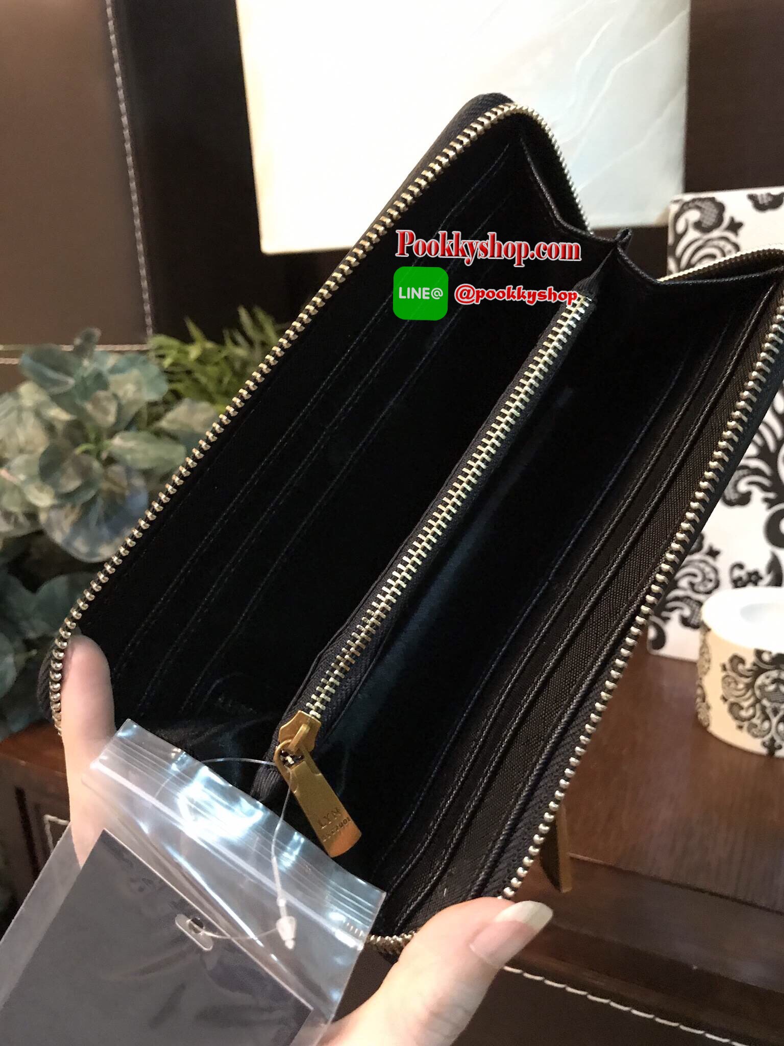 LYN Long Wallet กระเป๋าสตางค์ใบยาวซิปรอบรุ่นใหม่ล่าสุดวัสดุหนัง Saffiano สวยหรูสไตล์ PRADA ด้านหน้ามีโลโก้และช่องซิปใช้งานได้จริง ภายในมีช่องซิปสำหรับใส่เหรียญ, มือถือ iphone และช่องใส่บัตรหลายช่อง หัวซิปปั้มโลโก้แบรนด์ มาพร้อมป้าย Tag เเละถุงผ้ากันฝุ่น L