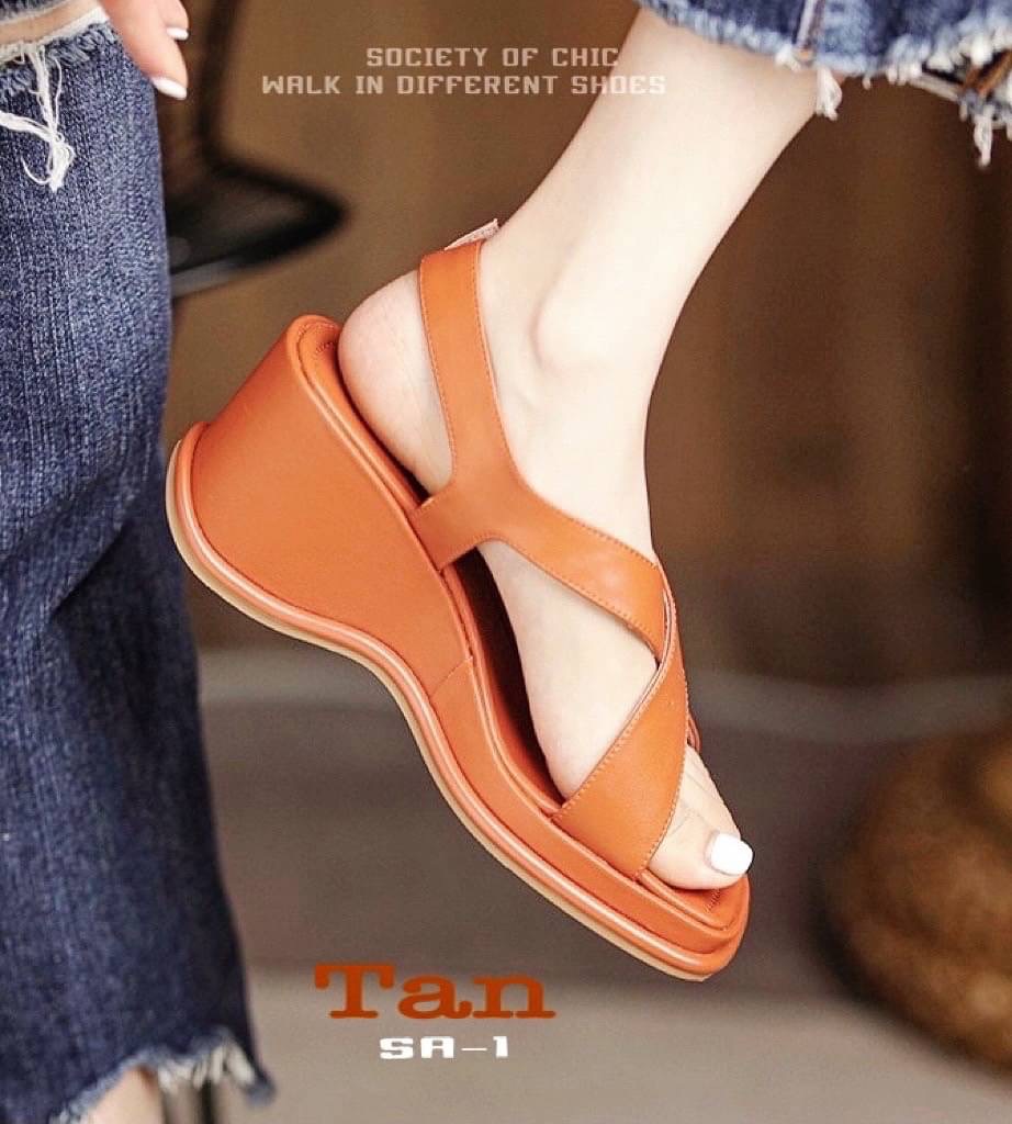 Soft Wedge Sandals ที่จะมาเปลี่ยนทุกการเดินให้สว เพรียว และสบายหายห่วง ซัพพอร์ตนุ่มสบาย ลดแรงกระแทกที่ส้นเท้า ใส่ทำงานได้ ใส่เที่ยวก็ดี๊ดี หนังนิ่ม ยืดหยุ่นดี เท้าบานกว้างใส่ปกติได้เลยค่ะ สายคาเฟ่ เน้นเดิน ต้องไม่พลาดค่าา