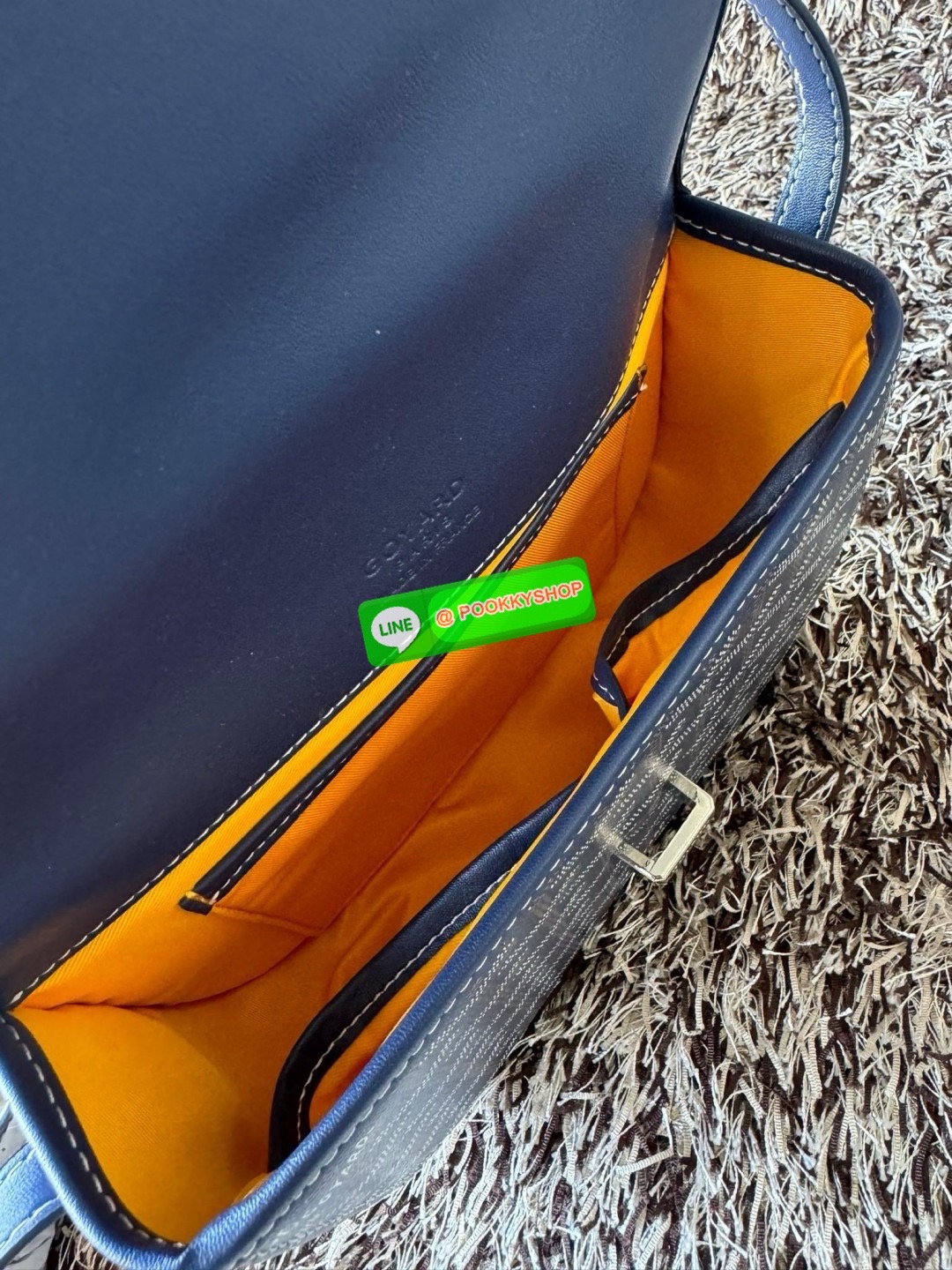 Goyard belvedere pm แบรนด์ดังจากฝรั่งเศส เรัยบหรูแต่ดูสง่า สะดุดตาด้วยลายเฉพาะตัว วัสดุที่นำมาตัดเย็บกระเป๋าเป็นวัสดุผ้าใบ Canvas ที่มีชื่อเรียกว่า “Goyardine” ซึ่งเป็นผ้าใบที่เป็นการผสมผสานระหว่างผ้าฝ้าย (Cotton), ผ้าลินิน (Linen) และ ผ้าป่าน (Hemp) ทำกา