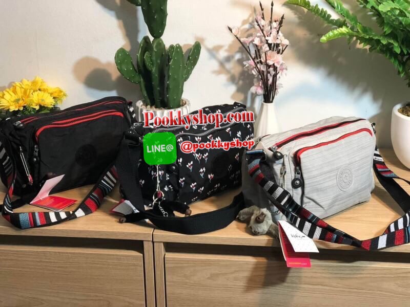 Kipling Reth กระเป๋าสะพายทรงสวย รุ่นยอดนิยมเลยค่ะ สายสะพายปรับระดับสั้น-ยาว เป็นกระเป๋าสะพายเฉียงลำตัวได้ค่ะ ช่องซิปเยอะค่ะ ใส่ของได้เป็นสัดส่วน จุสัมภาระได้ดีเลยค่ะ ทรงสวย สะพายน่ารักมาก ห้ามพลาดเลยค่ารุ่นนี้