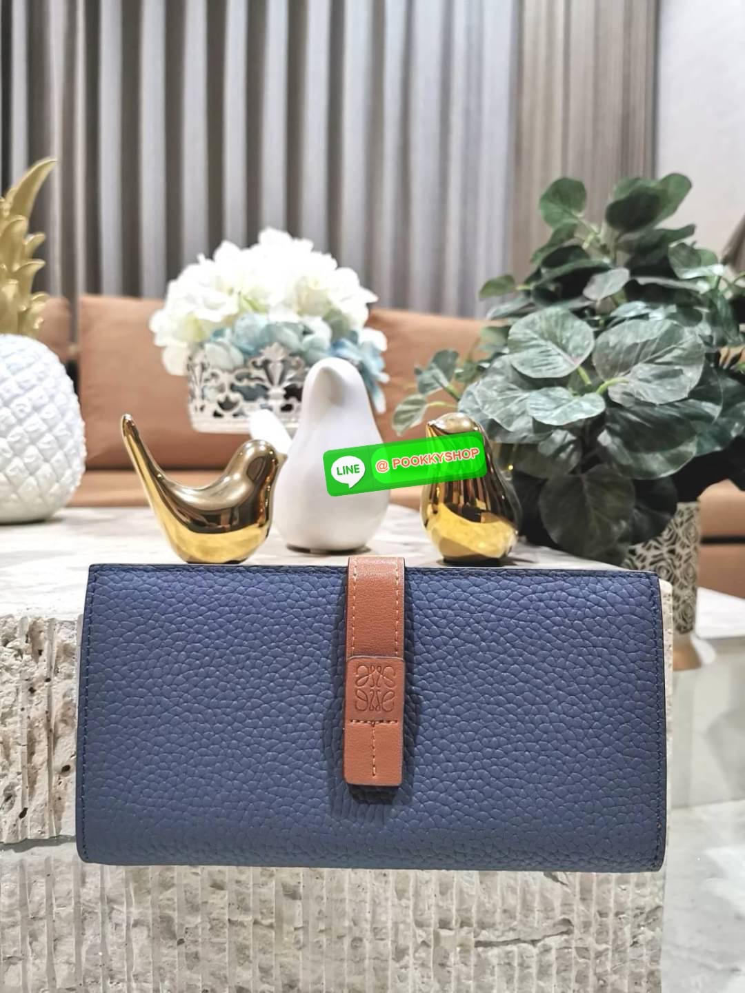 ✴️Don't Miss!✴️NEW! LOEWE LONG WALLET BAG VIP GIFT WITH PURCHASE-GWP กระเป๋าพรีเมี่ยมกิ๊ฟ Limited จาก LOEWE DUTYFREE COUNTER วัสดุหนังแท้เทคเจอร์สวยอยู่ทรงปั้มโลโก้แบรนด์ด้านหน้าเปิดปิดด้วยกระดุม ภายในมีช่องใส่ธนบัตรหลายช่อง ช่องหลักสาม