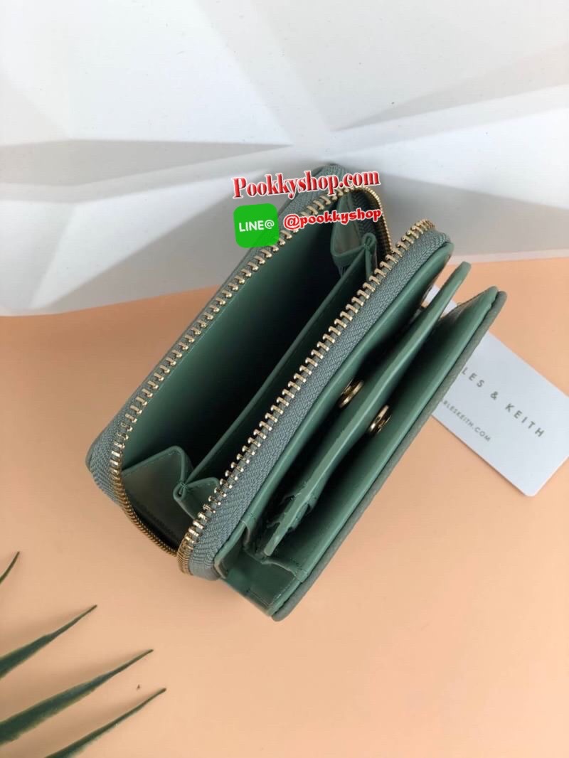 CHARLES & KEITH COMPACT WALLET กระเป๋าเงินใบสั้นฟังกชันครบ!! ด้านหน้ามีโลโก้แบรนด์ มีช่องซิปใส่เหรียญ เปิดปิดแบบกระดุม ด้านในมีช่องใส่การ์ด 16 ช่อง มีช่องใส่ธนบัตรตามยาว ไม่ต้องพับแบงค์ค่า คุ้มมากๆเลยใบนี้ ใช้กับกระเป๋าใบมินิได้สบายเลยจ้า คอนเฟิร์มὄ