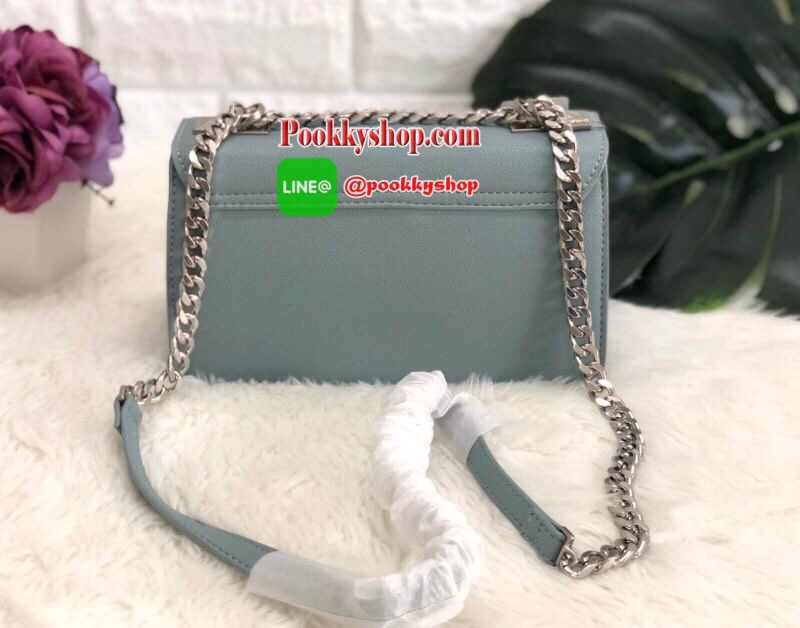 New in !!! CHARLES & KEITH CLASSIC FRONT FLAP CROSSBODY BAG ล็อตนี้อะไหล่แบบวินเทจ ใบจริงหรูมากค่ะ! กระเป๋าสะพายข้างหรือรวบสายเปลี่ยนแบบถือเก๋ๆ ก็ได้ค่ะ วัสดุหนังคาร์เวียร์ด้านตัดหนังกำมะหยี่ด้านข้างได้อย่างลงตัวสวยงาม เปิดปิดกระเป๋าแบบกดล็อคอะไหล่โลหะแบร