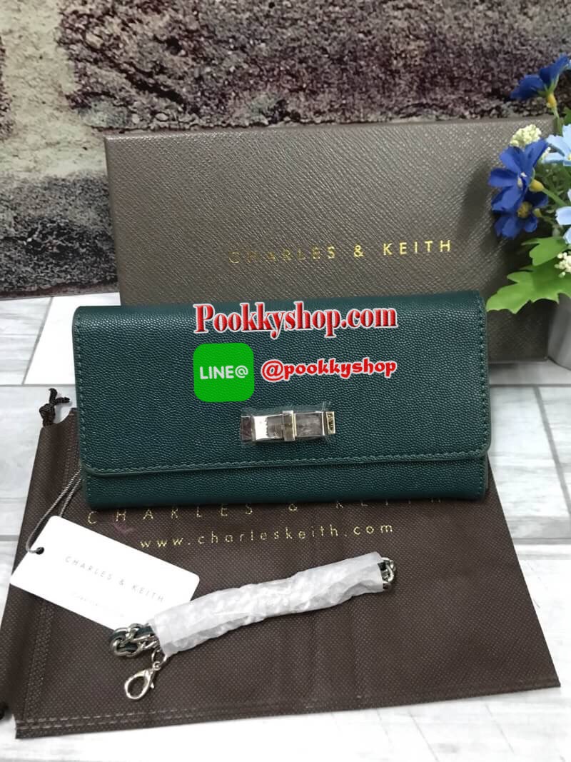 ถุงผ้าแบรนด์+สายโซ่) CHARLES & KEITH BOW DETAIL LONG WALLET กระเป๋าสตางค์ยาวหนังลายคาร์เวียร์ ด้านหน้าประดับด้วยโบว์อะไหล่สีทอง เปิด-ปิดด้วยกระดุมแม่เหล็ก ภายในมีช่องซิปใส่เหรียญ บัตร และช่องธนบัตร มาพร้อมสายโซ่ร้อยหนัง สามารถถอดออกได้ ความยาวสาย40cm คล้อ