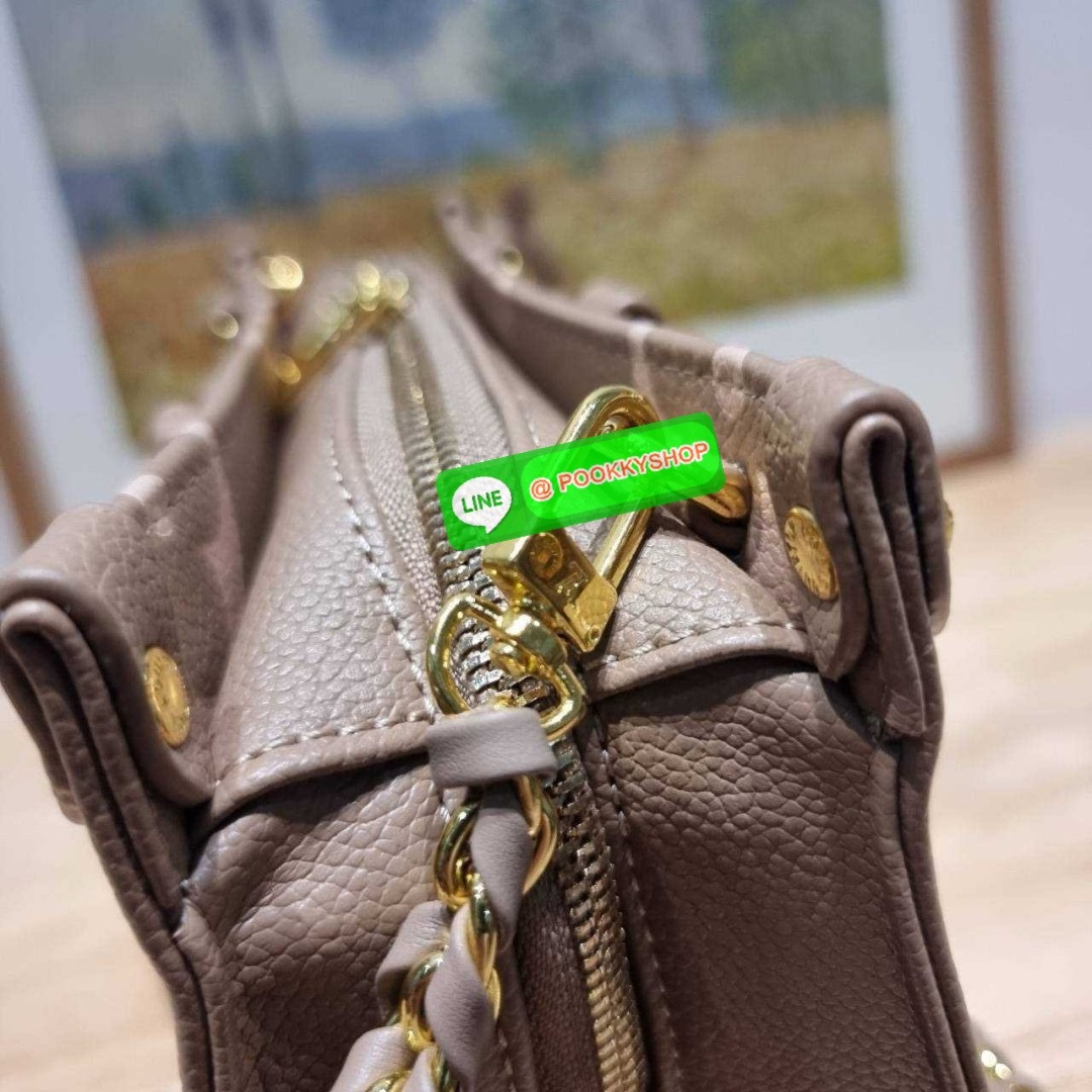 🔆 Model LV on the go east west 🔆 Details ใหม่ล่าสุด ดีไซน์กะทัดรัด กับกระเป๋าทรงโท้ทที่ใครเห็นต้องเป็นคลั่งรัก ยอดฮิต คลาสสิค ผู้ดี หรูหราได้ทุกลุค ทุกสไตล์ มาพร้อมหูจับในตัว คล้องแขน คล้องไหล่ก็ดูแพง หรือจะเกี่ยวสายครอสสะพายข้างก็อัพลุคได