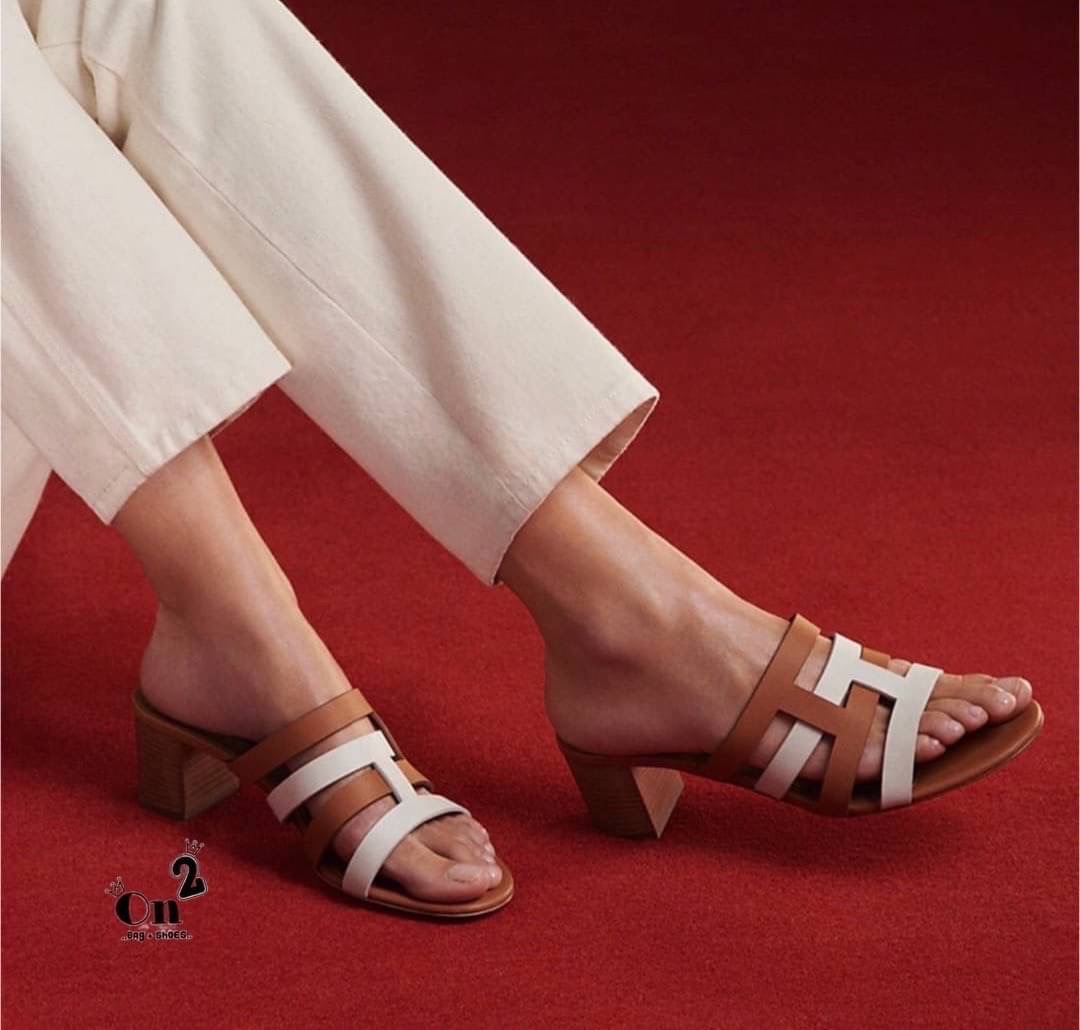 Hermes amica พร้อมส่ง รองเท้าส้นสูง Hermes ดีไซน์หนังทูโทนสายสลับงานสวยเรียบหรูดูดีมากค่ะ สูง 2.5"กำลังดีใส่สบาย พื้นปั้มแบรนด์