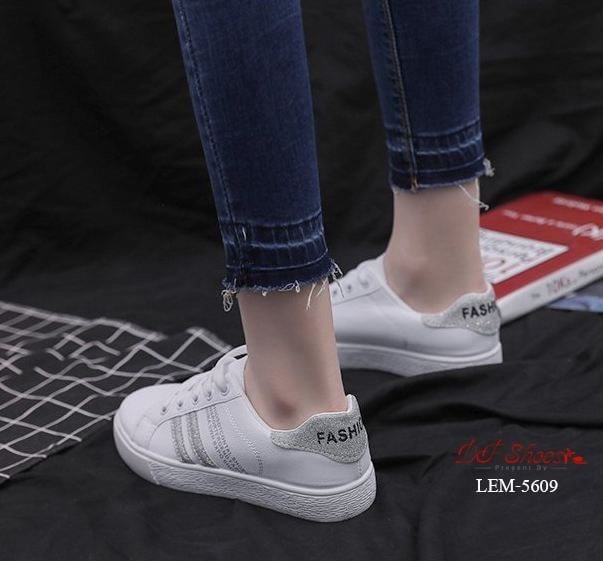 สินค้าพร้อมส่ง รองเท้าผ้าใบนำเข้า วัสดุผ้าหนัง PU ดีไซน์ด้านข้างตาดแถบเส้นกริตเตอร์ เล่นแสงเล็กน้อย แมทง่ายกับทุกชุดค่ะ