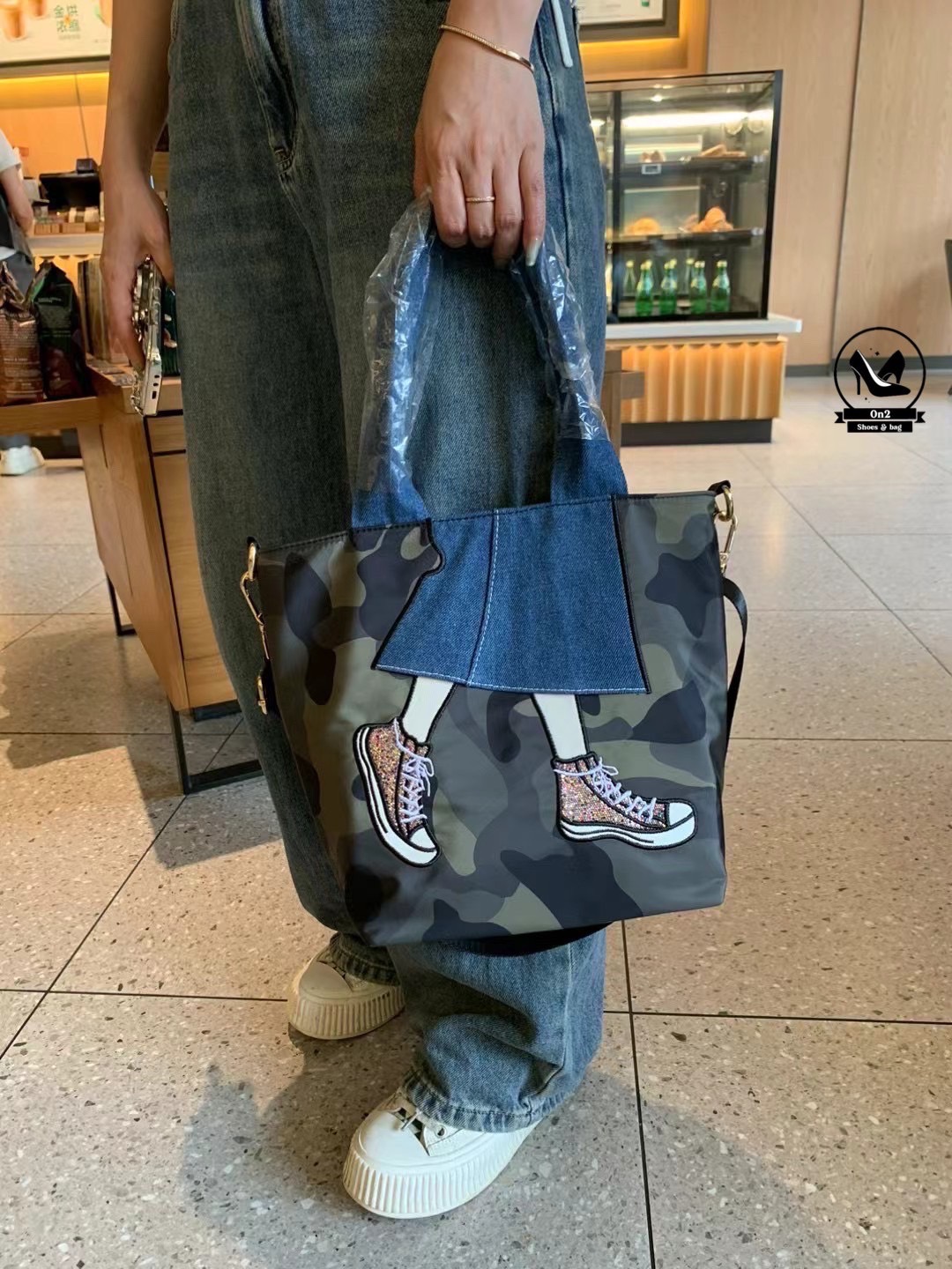 กระเป๋าทรงชอปปิ้ง shoping bag แบรนด์ miss zapatos item วัสดุตัวกระเป๋าทำจากผ้ากันน่ำอย่างดี water proof อะหลั่ยสีเงิน ด้านหลังมีช่องซิป กระเป๋าเป็นปากซิป งานจริงน่าใช้มาก สายกระเป๋าสะพายขึ้นไหล่ได้สะดวกในการใช้งาน มาพร้อมสายยาว ทำจากผ้าตัวเดียวกับกระเป๋าส