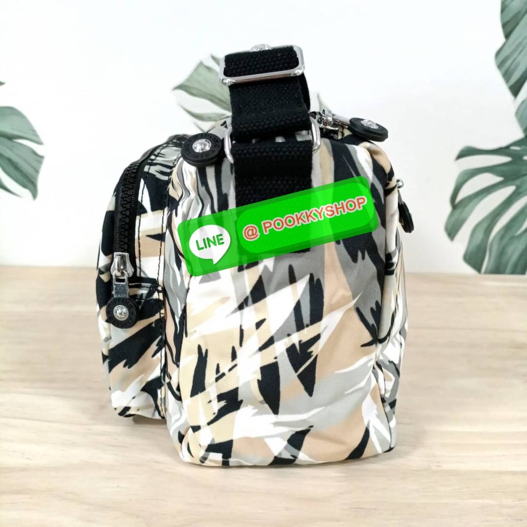 KIPLING RETH CROSSBODY BAG วัสดุ Nylon+polyester กระเป๋าสะพายข้างหรือ สะพาย Crossbody ได้ เปิด-ปิด ด้วยซิปปั๊มแบรนด์ที่หางซิป พร้อมช่องช่องหน้าแยกใส่ของใช้เล็กๆ น้อยๆ ได้ ช่องหลัก 2 ช่อง ด้านในโล่งกว้าง สามารถจุสัมภาระได้เยอะ มีช่องซิปด้านในและสายคล้องพวง